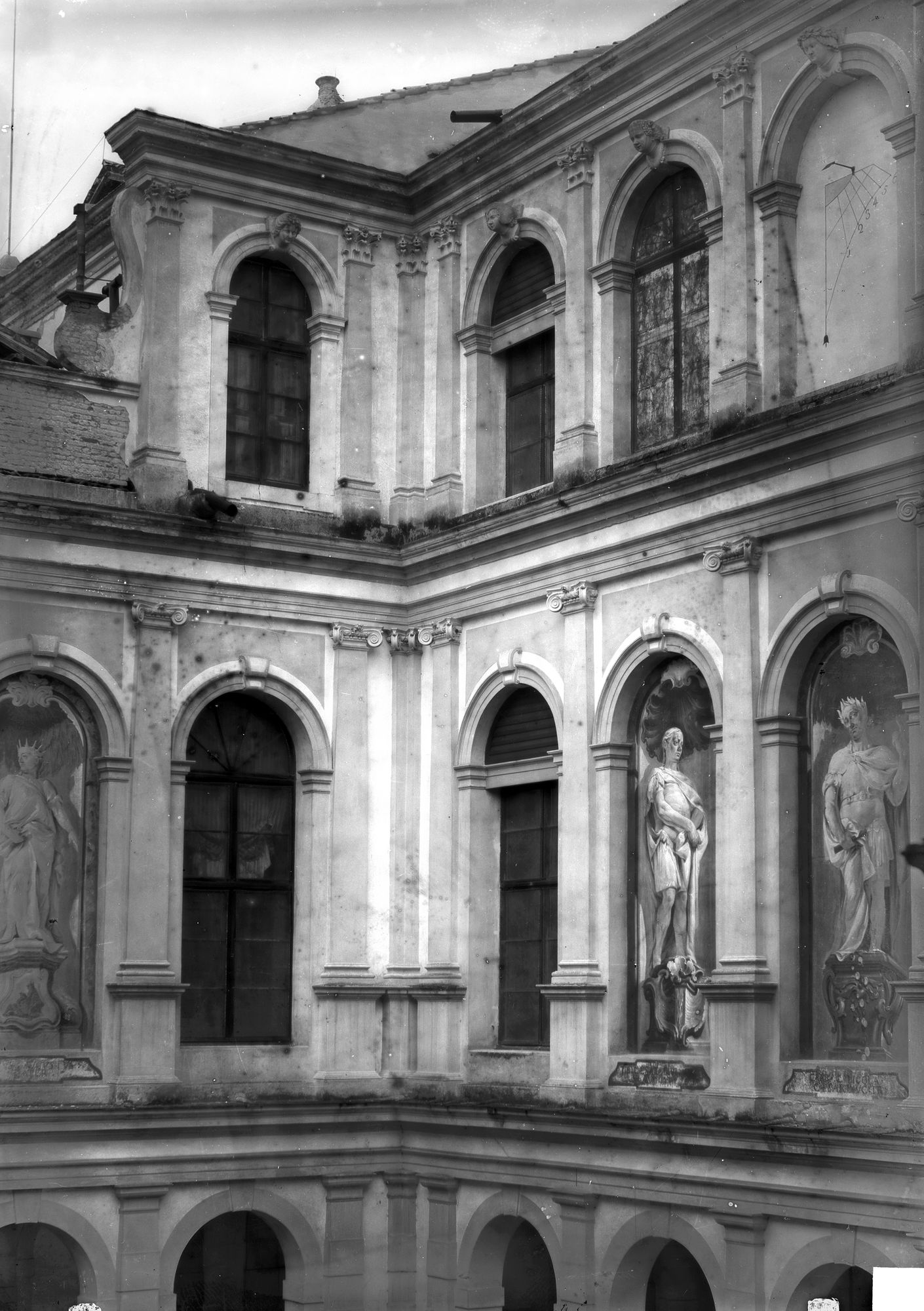 Villa Nazionale di Stra. Dettaglio di un fabbricato laterale al portico d'ingresso (negativo) di Gabinetto fotografico (XX)