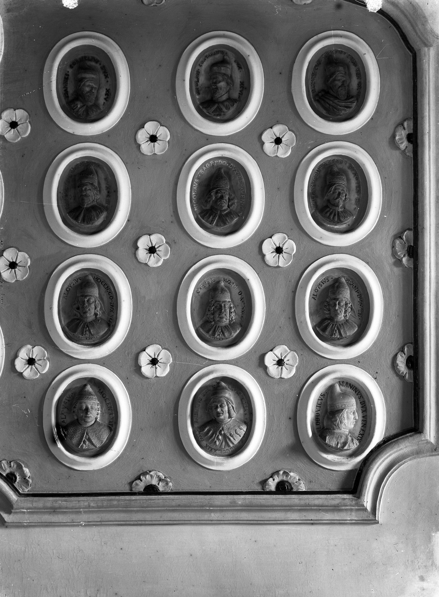 Villa nazionale di Stra. Particolare di un medagliere con piccoli busti di Dogi (negativo) di Gabinetto fotografico (XX)