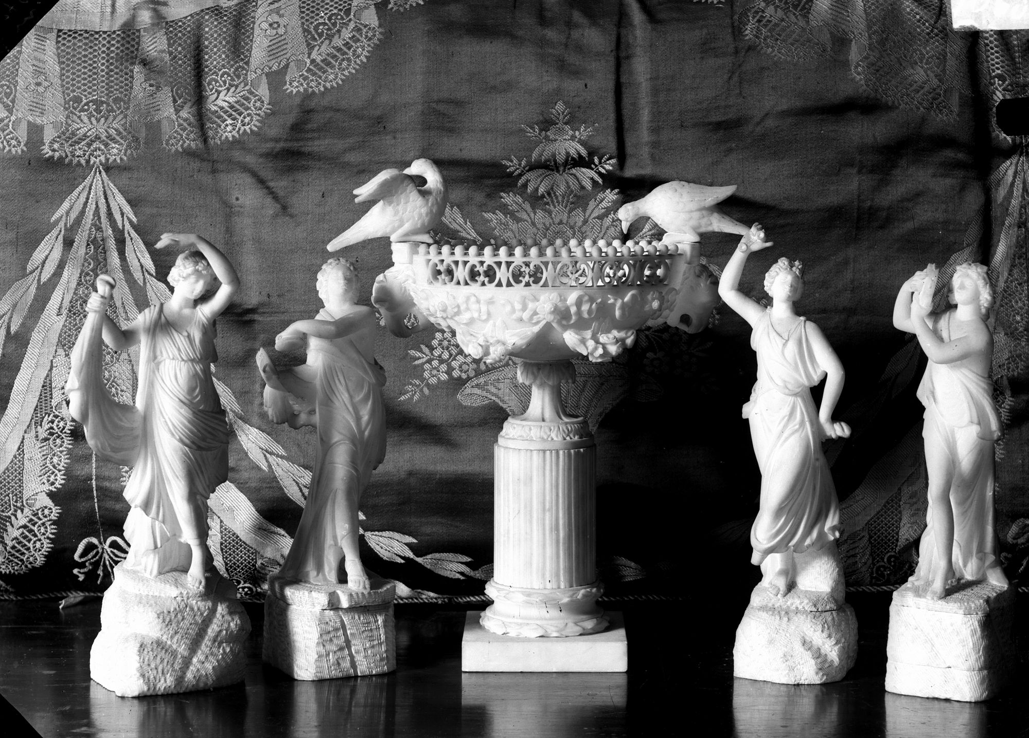 Villa Nazionale di Stra. Piramidi, tempietti, figure vasi in marmo d'alabastro (negativo) di Gabinetto fotografico (XX)