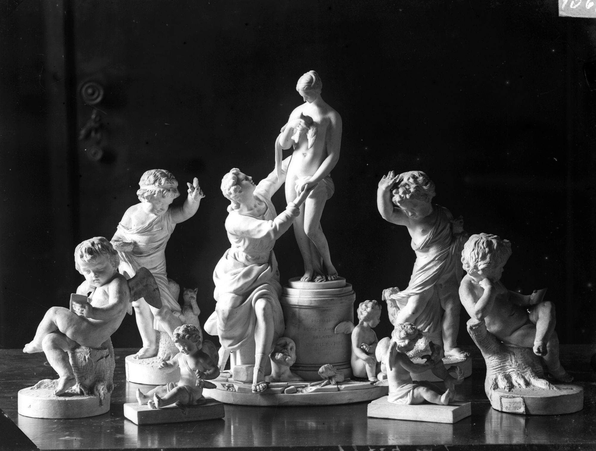 Villa Nazionale di Stra. Piramidi, tempietti, figure vasi in marmo d'alabastro (negativo) di Gabinetto fotografico (XX)