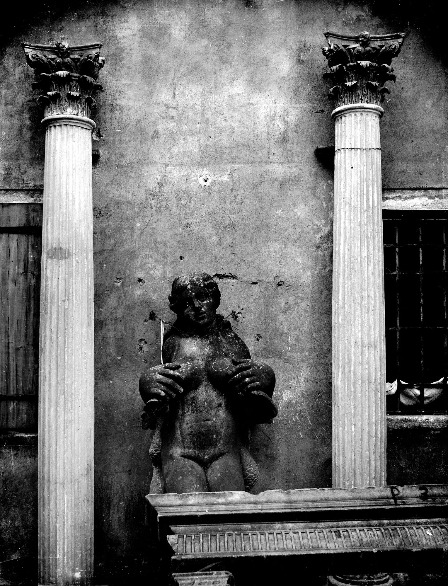 Chiesa di Mean. Capitelli e colonne di stile corinzio appartenenti alla chiesa di Mean, ora presso l'antiquaria Polacco in Venezia (negativo) di Gabinetto fotografico (XX)