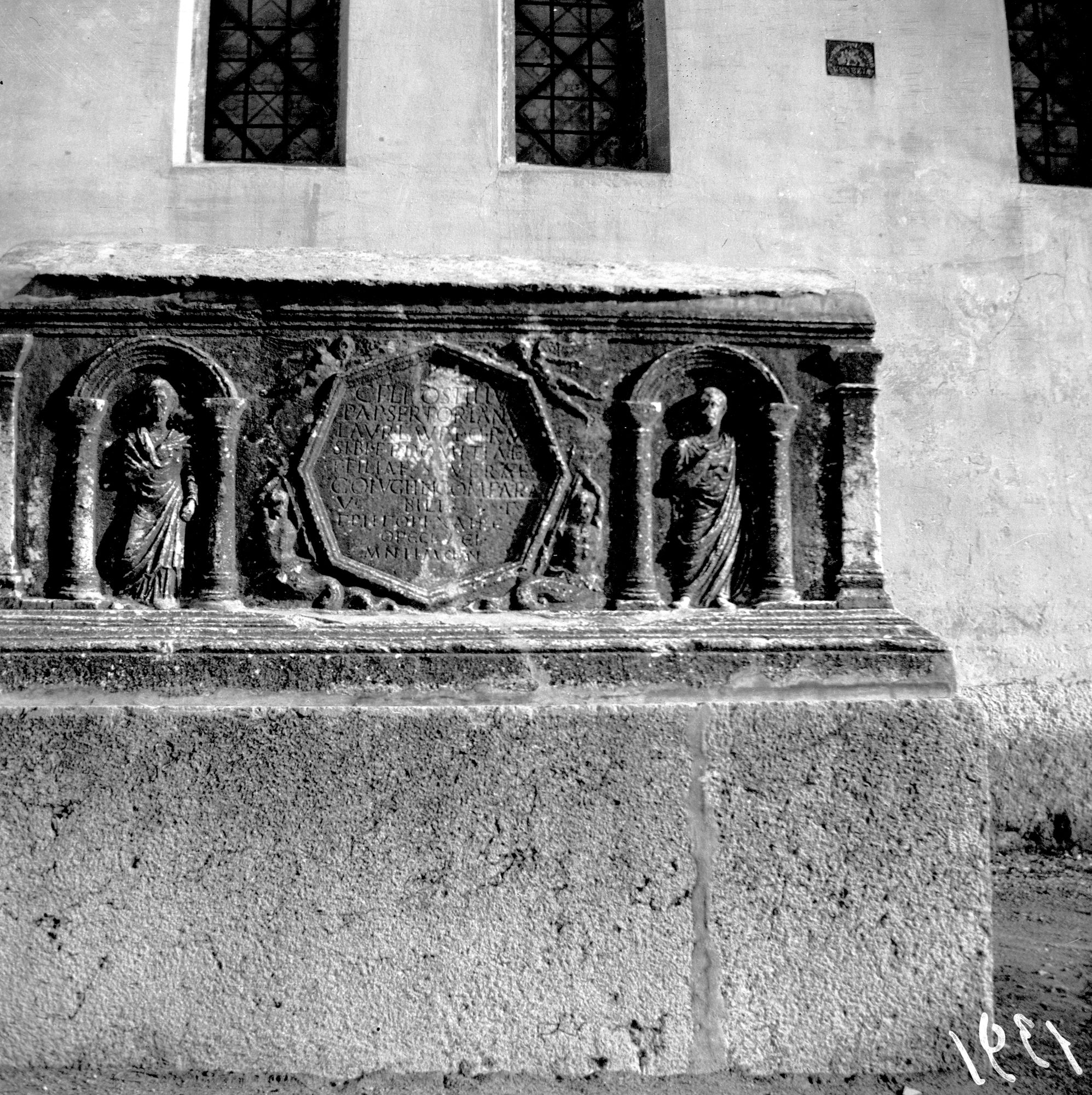 Belluno. Tombe romane presso S. Stefano (negativo) di Gabinetto fotografico (XX)