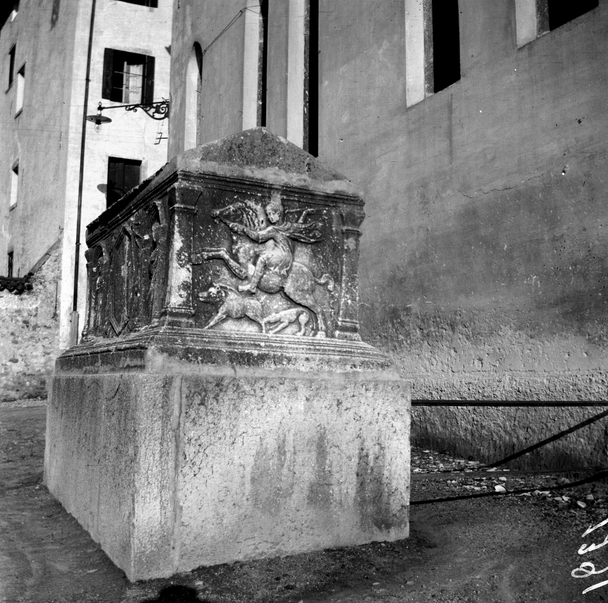 Belluno. Tombe romane presso S. Stefano (negativo) di Gabinetto fotografico (XX)