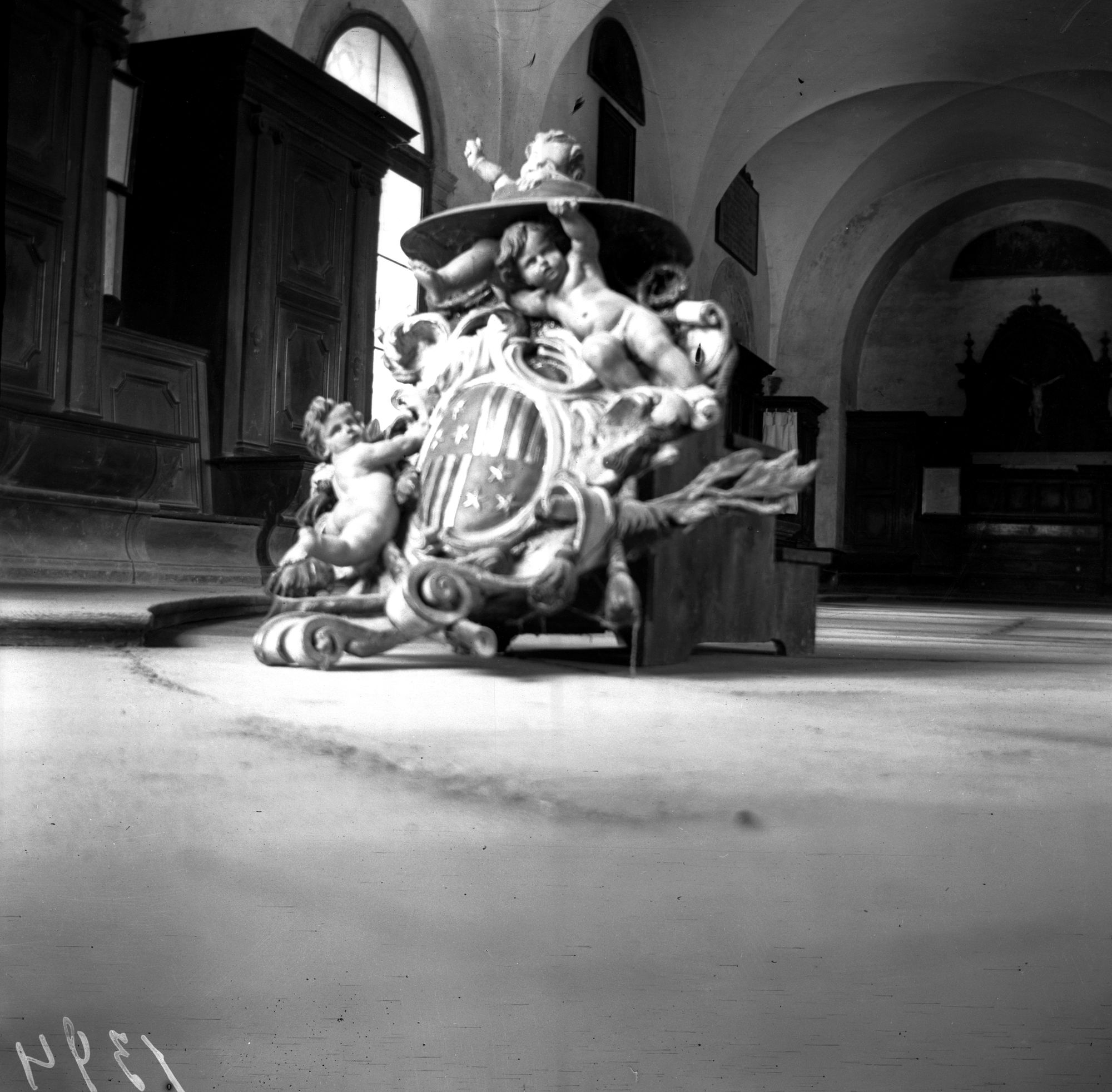 Belluno. Stemma del Brustolon in Duomo (negativo) di Gabinetto fotografico (XX)