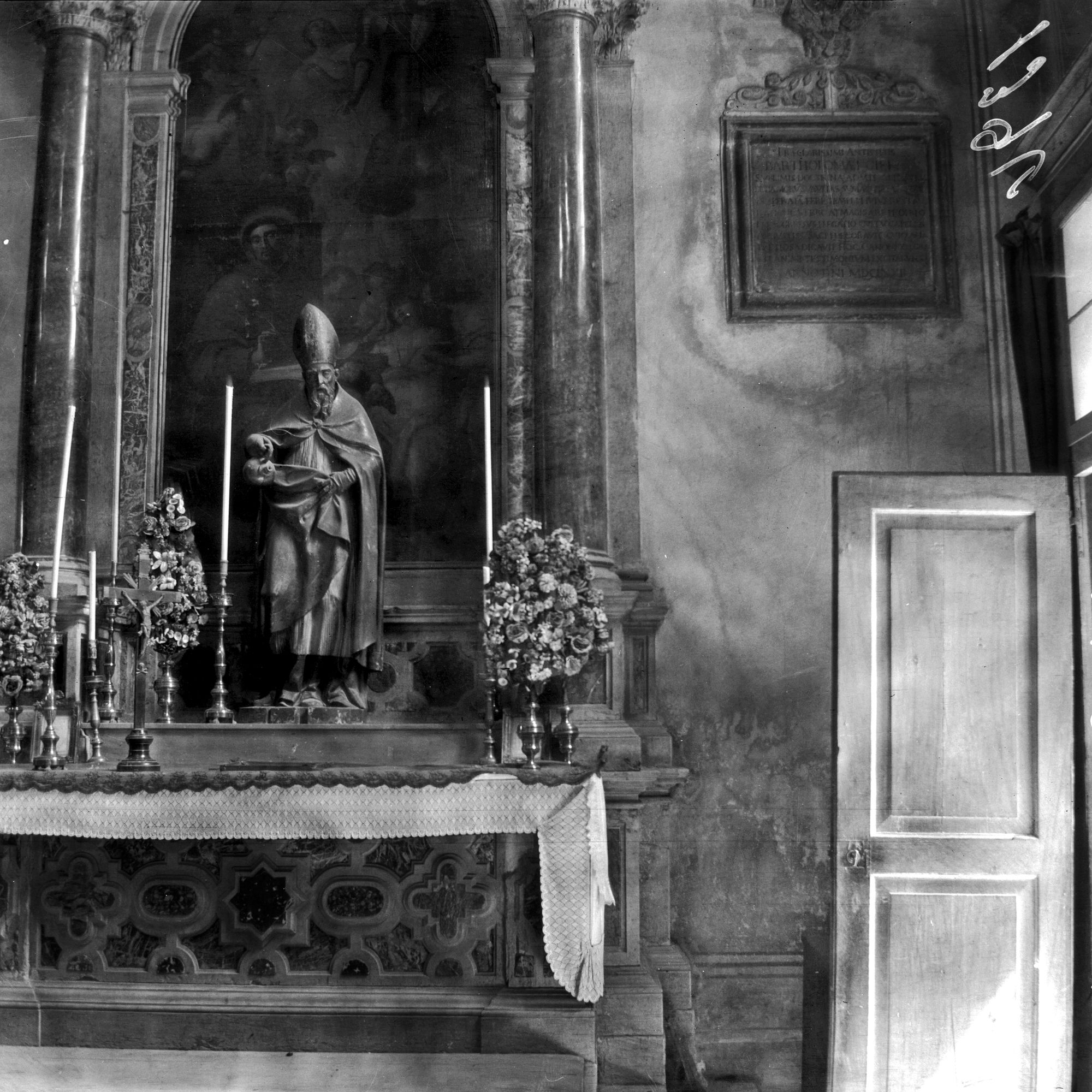 Feltre. Statua di S. Pronocimo(?) in legno dipinto e donata, del Perilli nel Duomo di Feltre (negativo) di Gabinetto fotografico (XX)