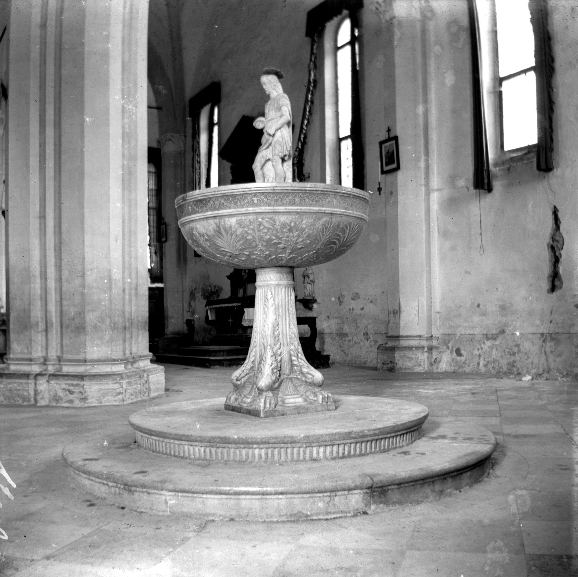 Monteortone. Pila acquasantina ed interno della chiesa (negativo) di Gabinetto fotografico (XX)