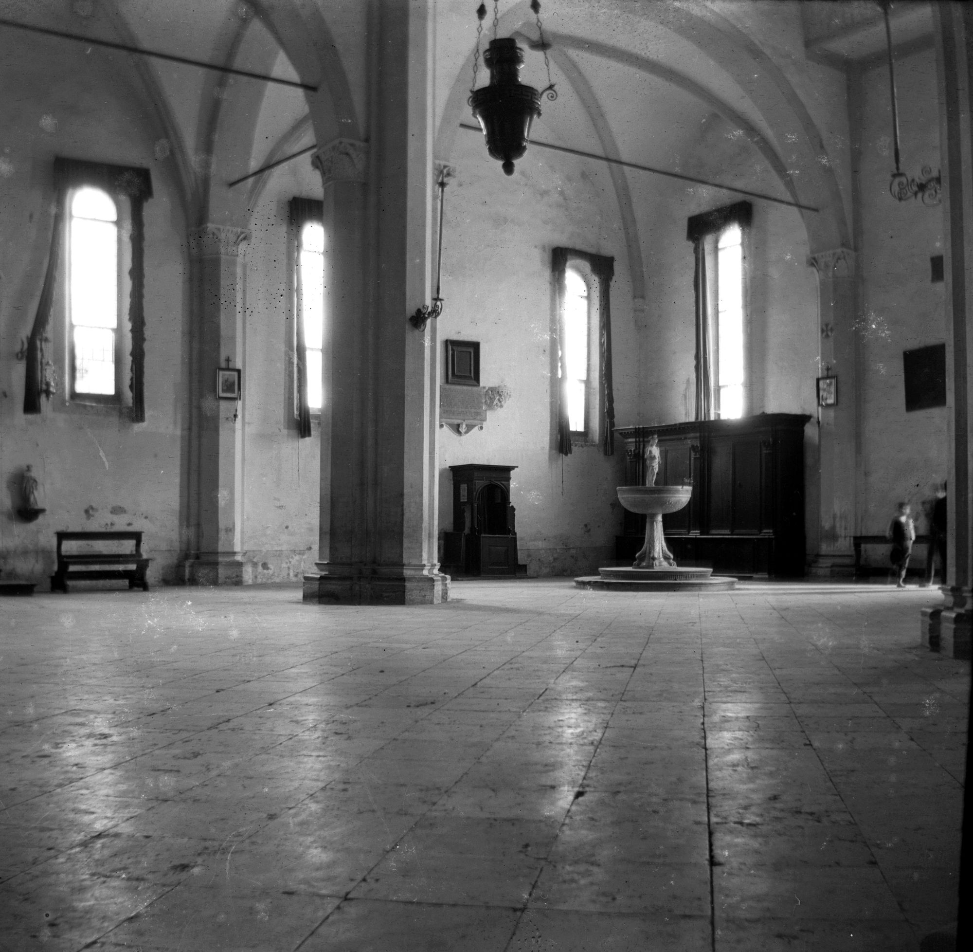 Monteortone. Pila acquasantina ed interno della chiesa (negativo) di Gabinetto fotografico (XX)