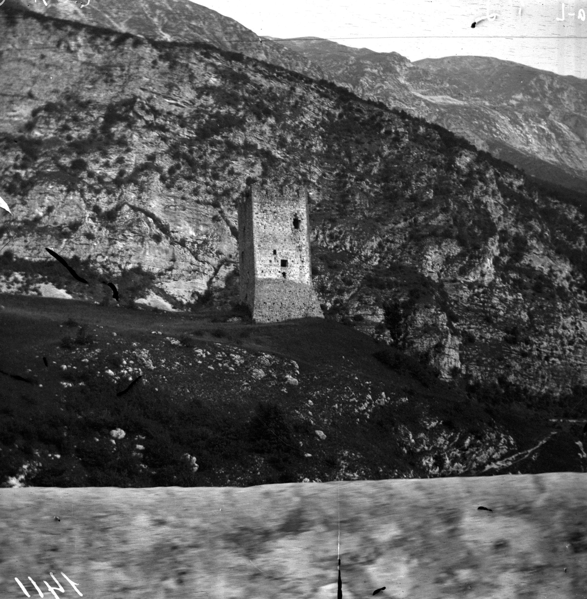 San Floriano. Antica torre presso San Floriano di Vittorio (negativo) di Gabinetto fotografico (XX)