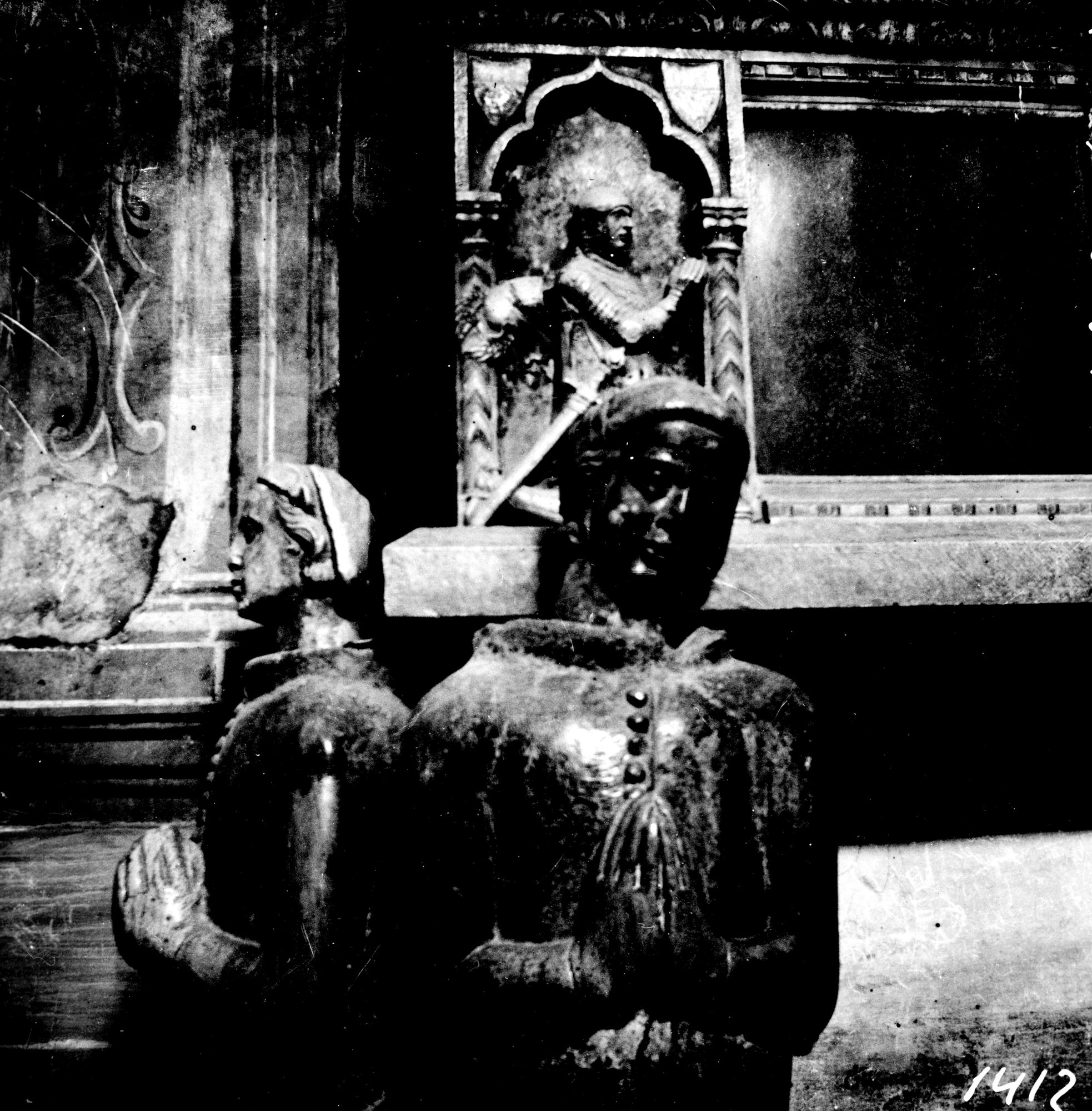 Vittorio veneto. Dettagli monumento di camino in chiesa di S. Giustina (negativo) di Gabinetto fotografico (XX)