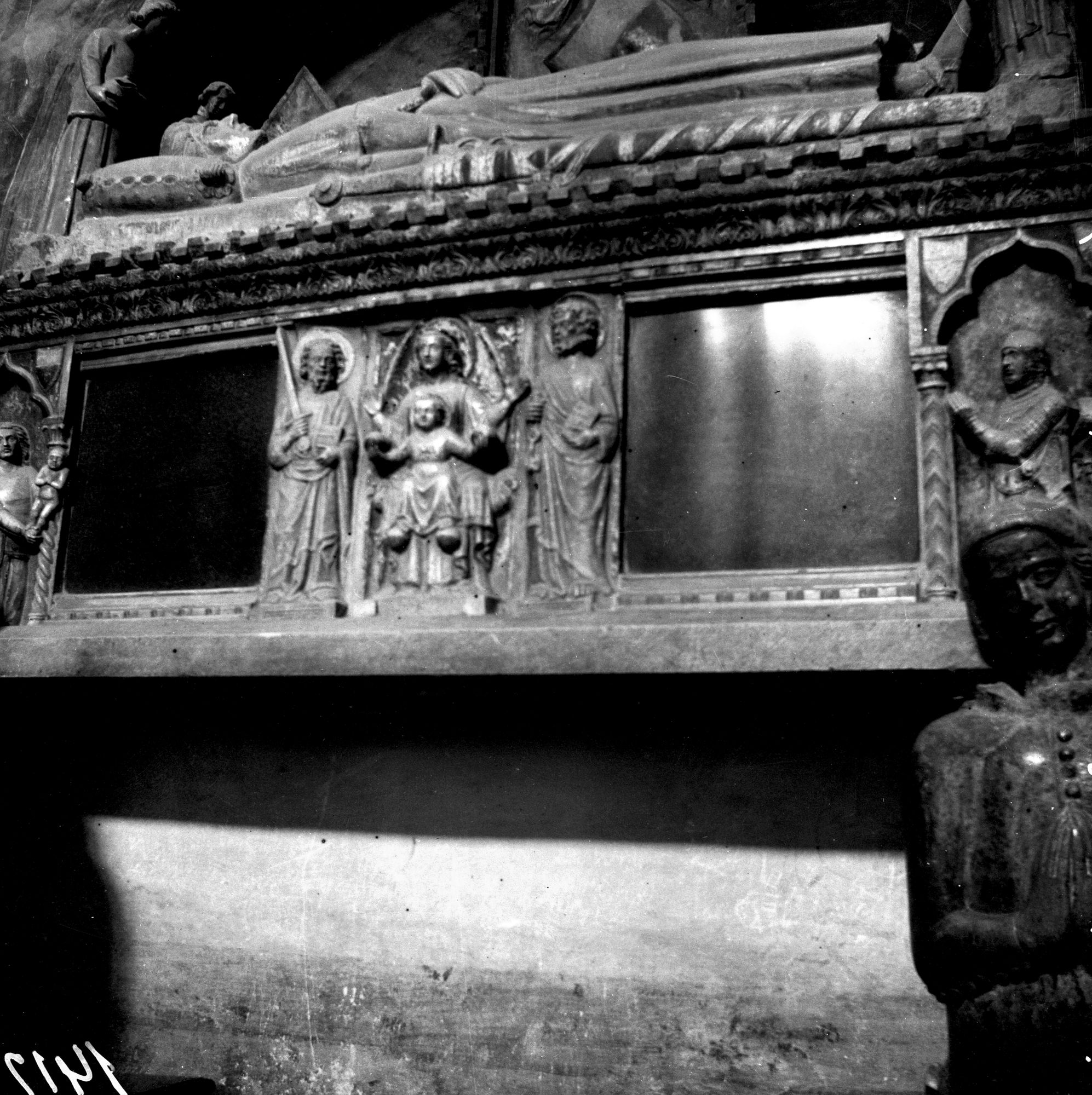 Vittorio veneto. Dettagli monumento di camino in chiesa di S. Giustina (negativo) di Gabinetto fotografico (XX)
