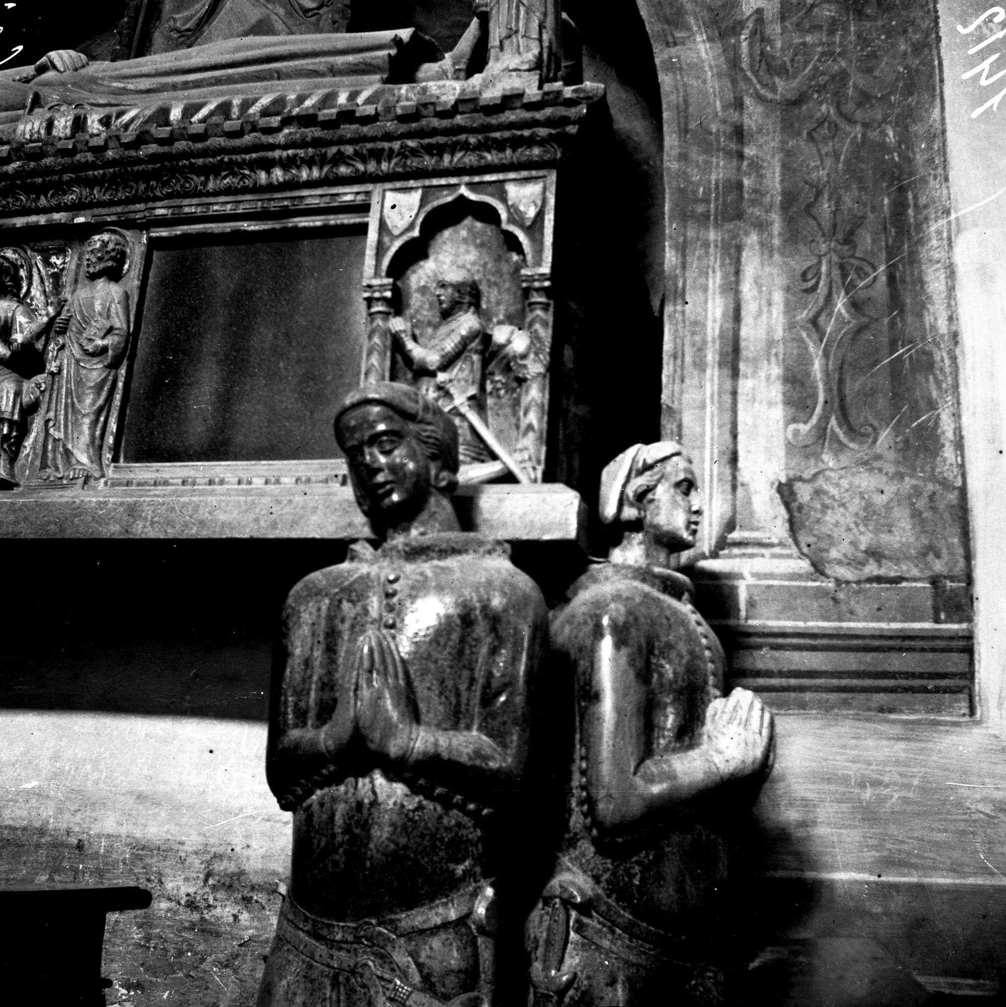 Vittorio veneto. Dettagli monumento di camino in chiesa di S. Giustina (negativo) di Gabinetto fotografico (XX)