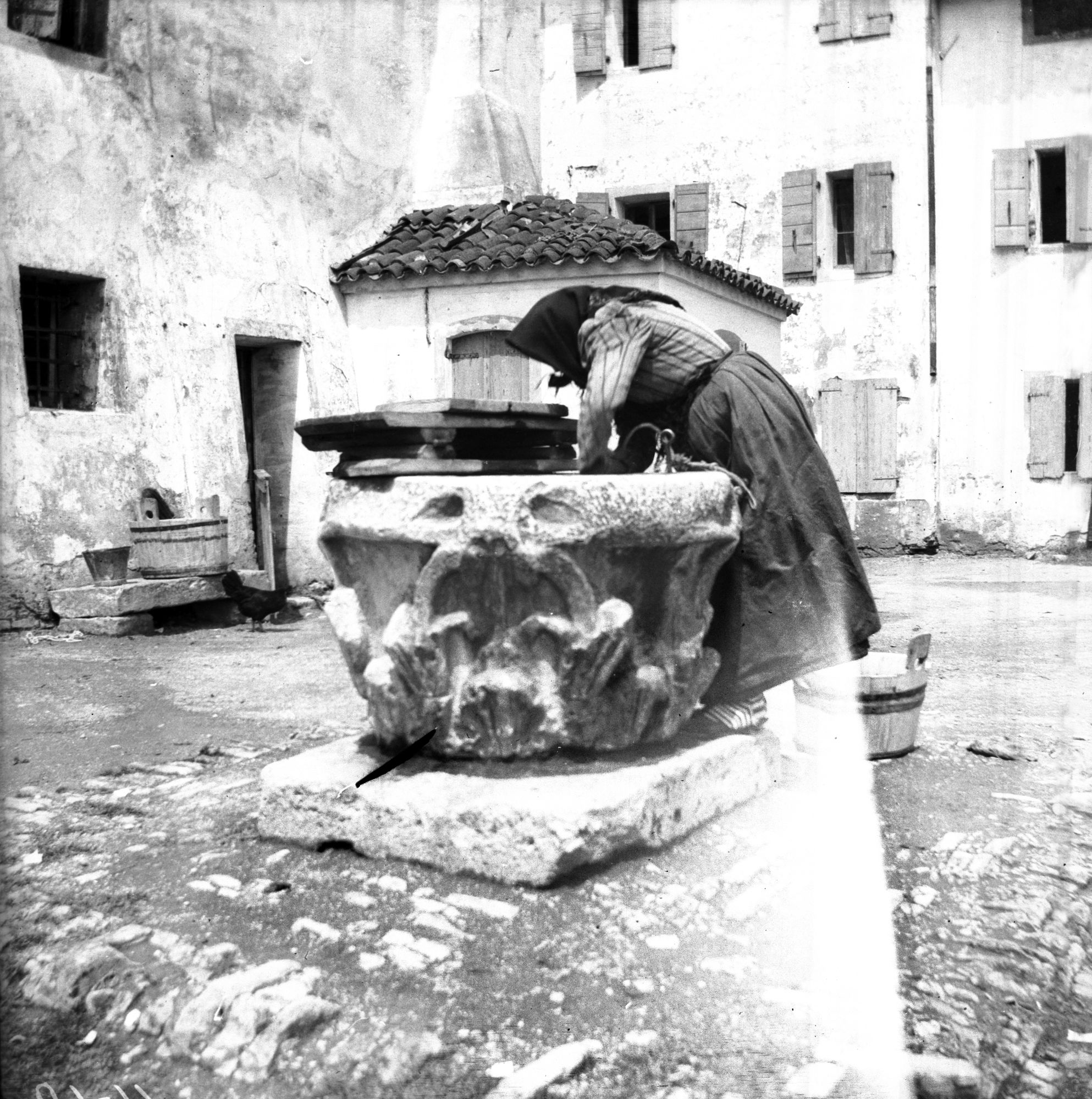 Caorle. Capitello romano ora servente da pozzo in Piazza del Duomo (negativo) di Gabinetto fotografico (XX)