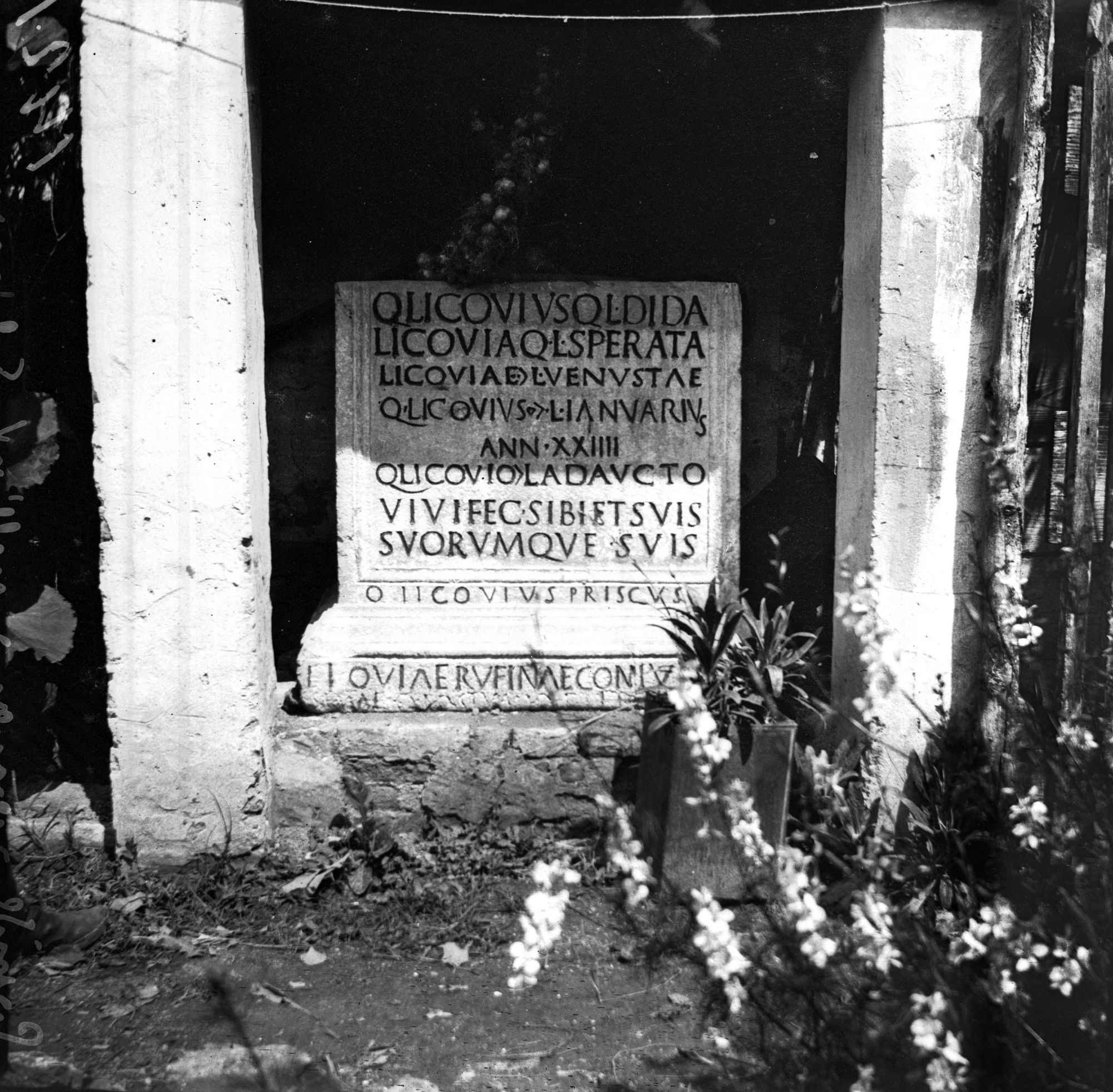 Caorle. Poggiuolo, detto balcone del Vescovo, a levante della casa e lapidi romane nel giardino della casa (negativo) di Gabinetto fotografico (XX)