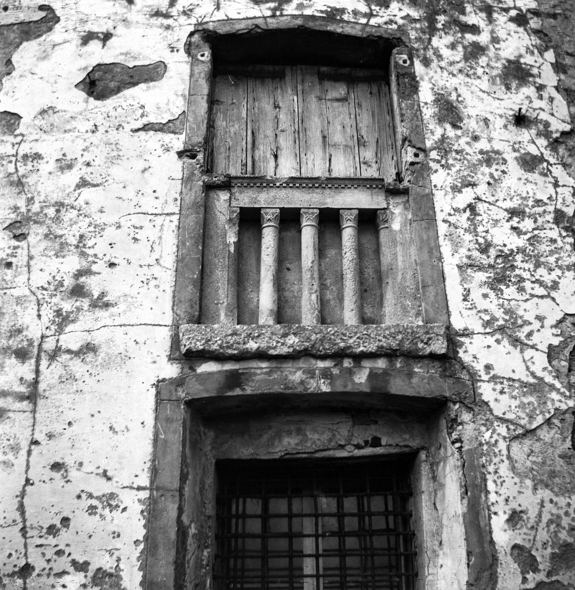 Caorle. Poggiuolo, detto balcone del Vescovo, a levante della casa e lapidi romane nel giardino della casa (negativo) di Gabinetto fotografico (XX)