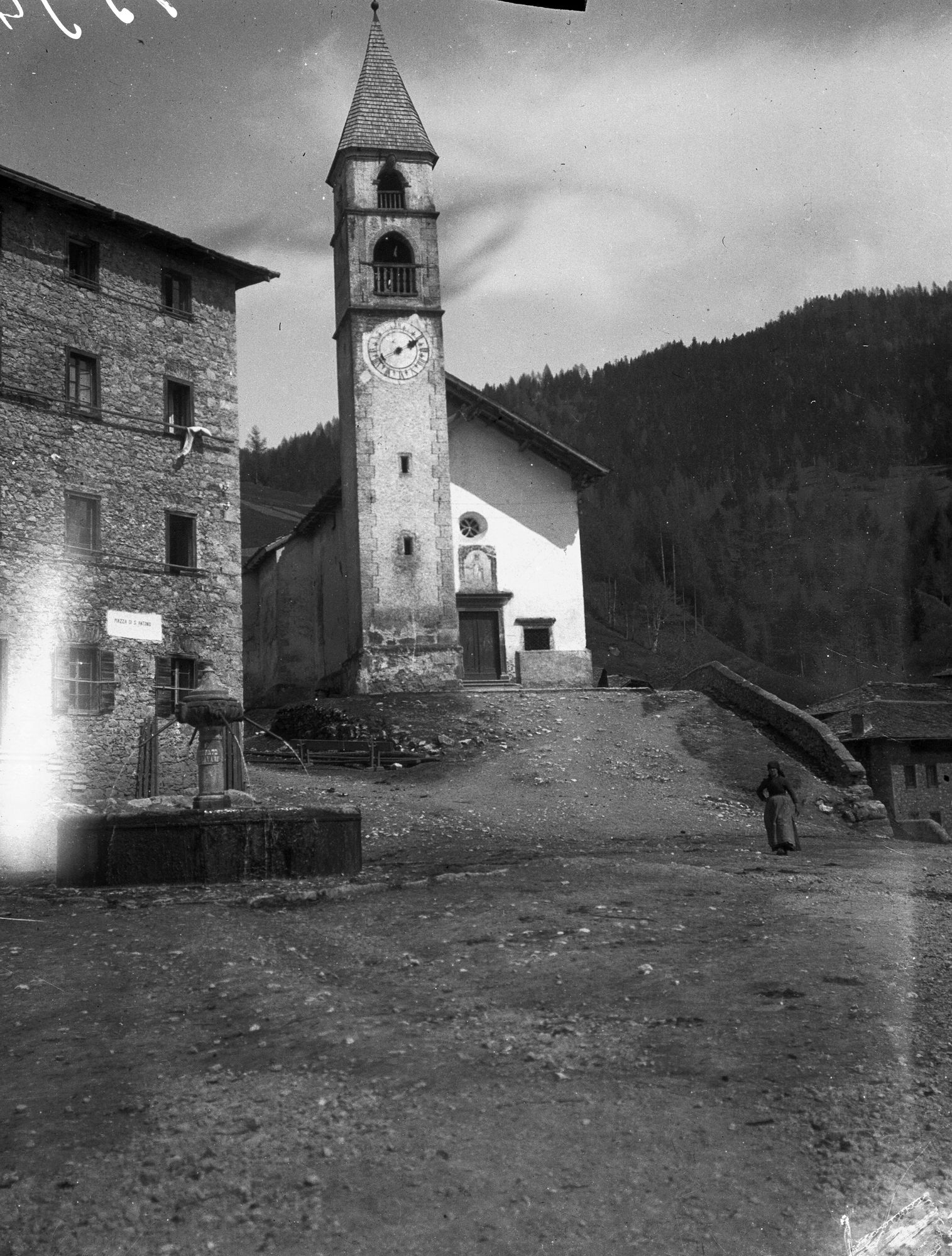 Laggio. Veduta esterna della chiesa di Laggio (negativo) di D'ufficio. Ing. Ongaro (XX)