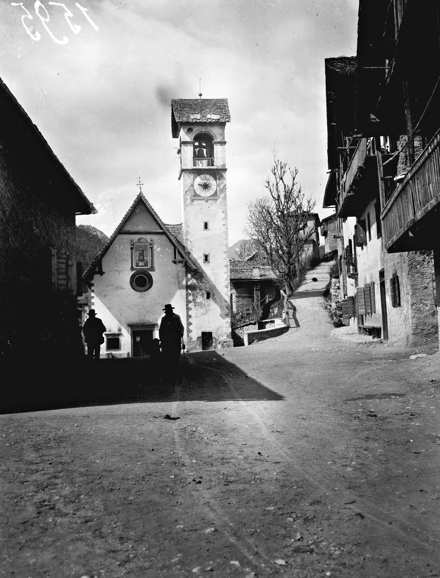 Sottocastello di Pieve. Veduta esterna della chiesa di Sottocastello. e particolare dell'interno (negativo) di D'ufficio. Ing. Ongaro (XX)