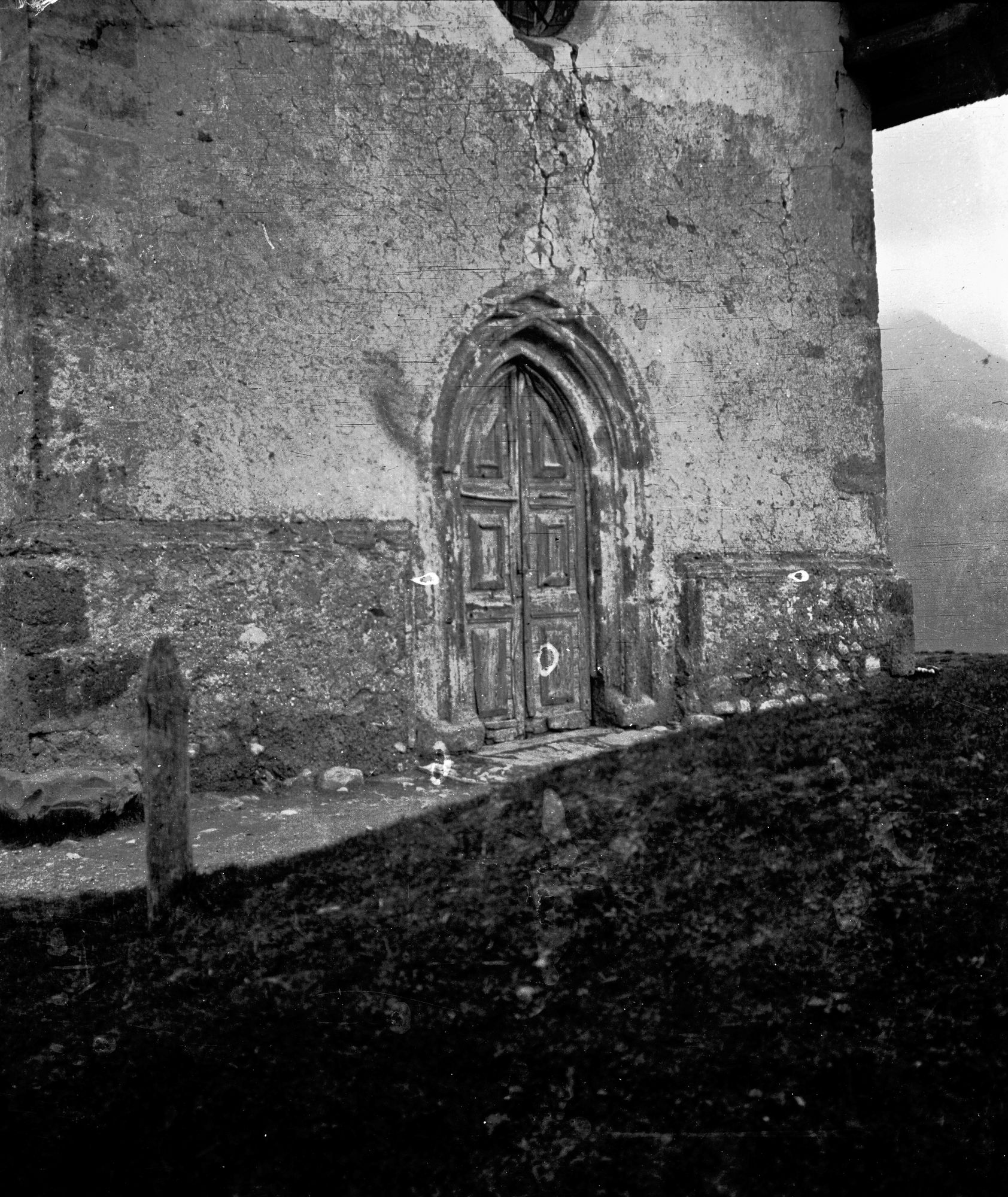 Chiesa di Grea. Esterno della chiesa e affresco nell'interno (negativo) di D'ufficio. Ing. Ongaro (XX)