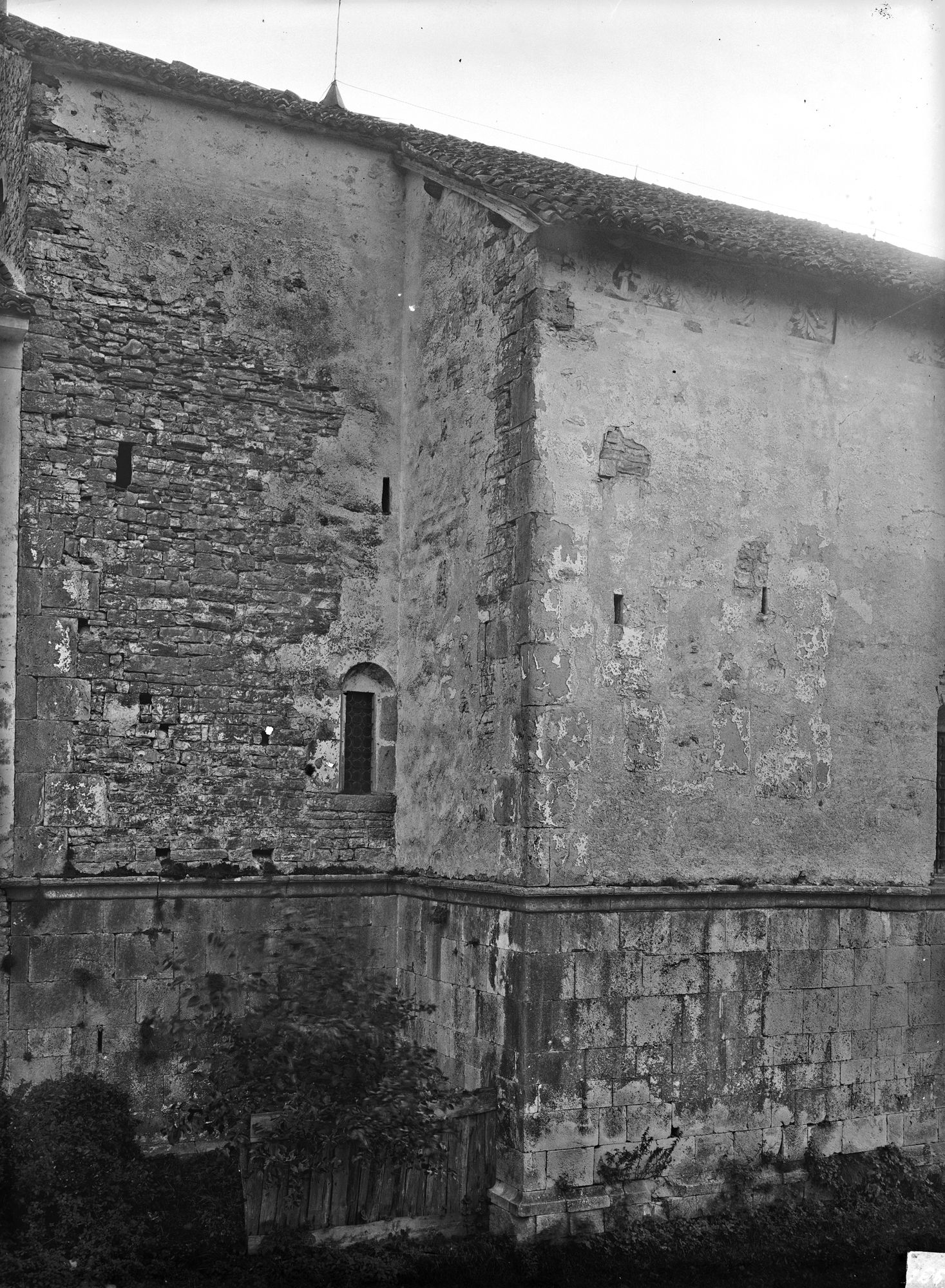 Chiesa SS. Vittore e Corona. Porta principale e laterale e vedute d'antiche finestre sul fianco sinistro della chiesa (negativo) di Gabinetto fotografico (XX)