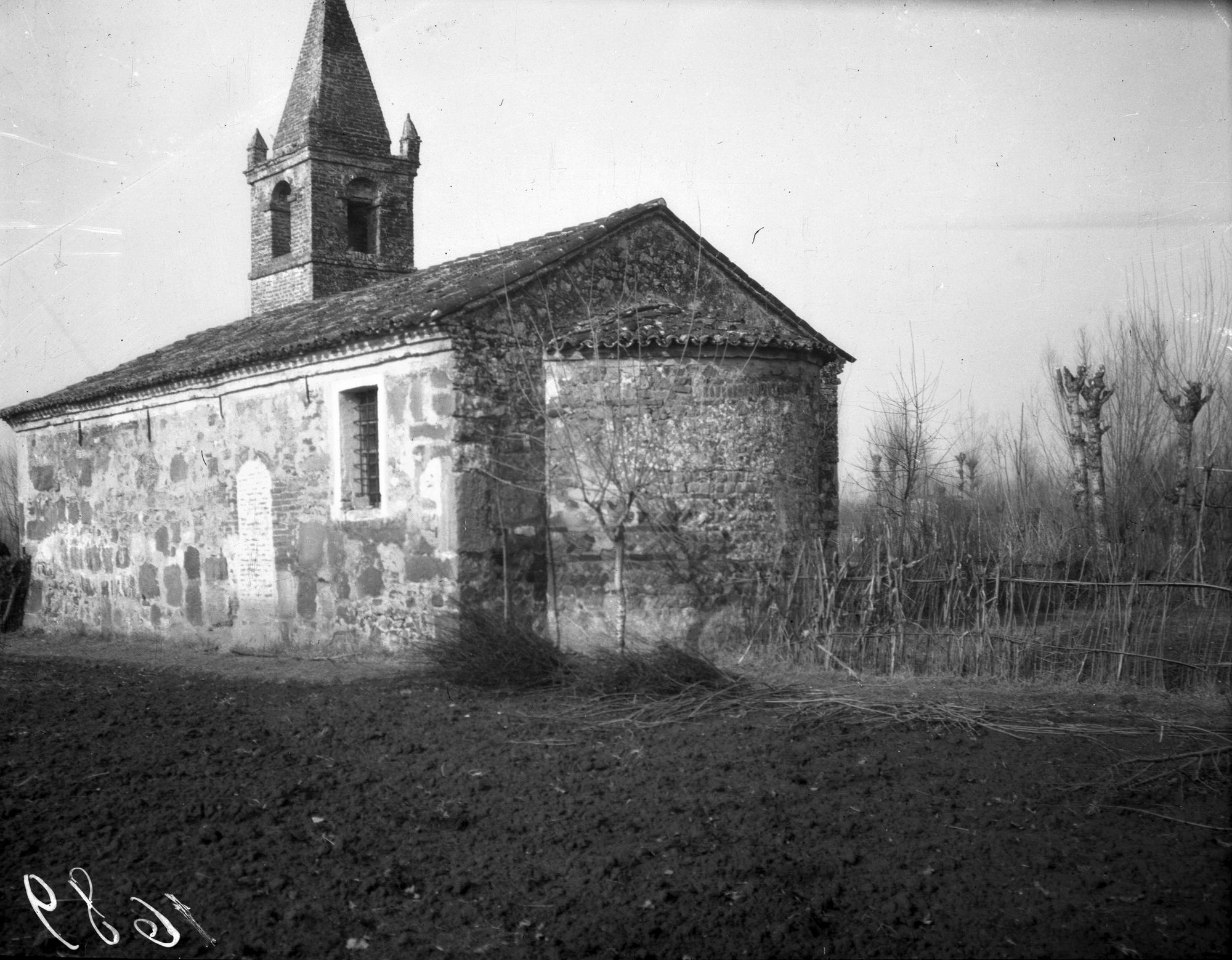 Veduta della chiesa e della muratura dell'abside di San Silvestro di Saletto (negativo) di Gabinetto fotografico (XX)