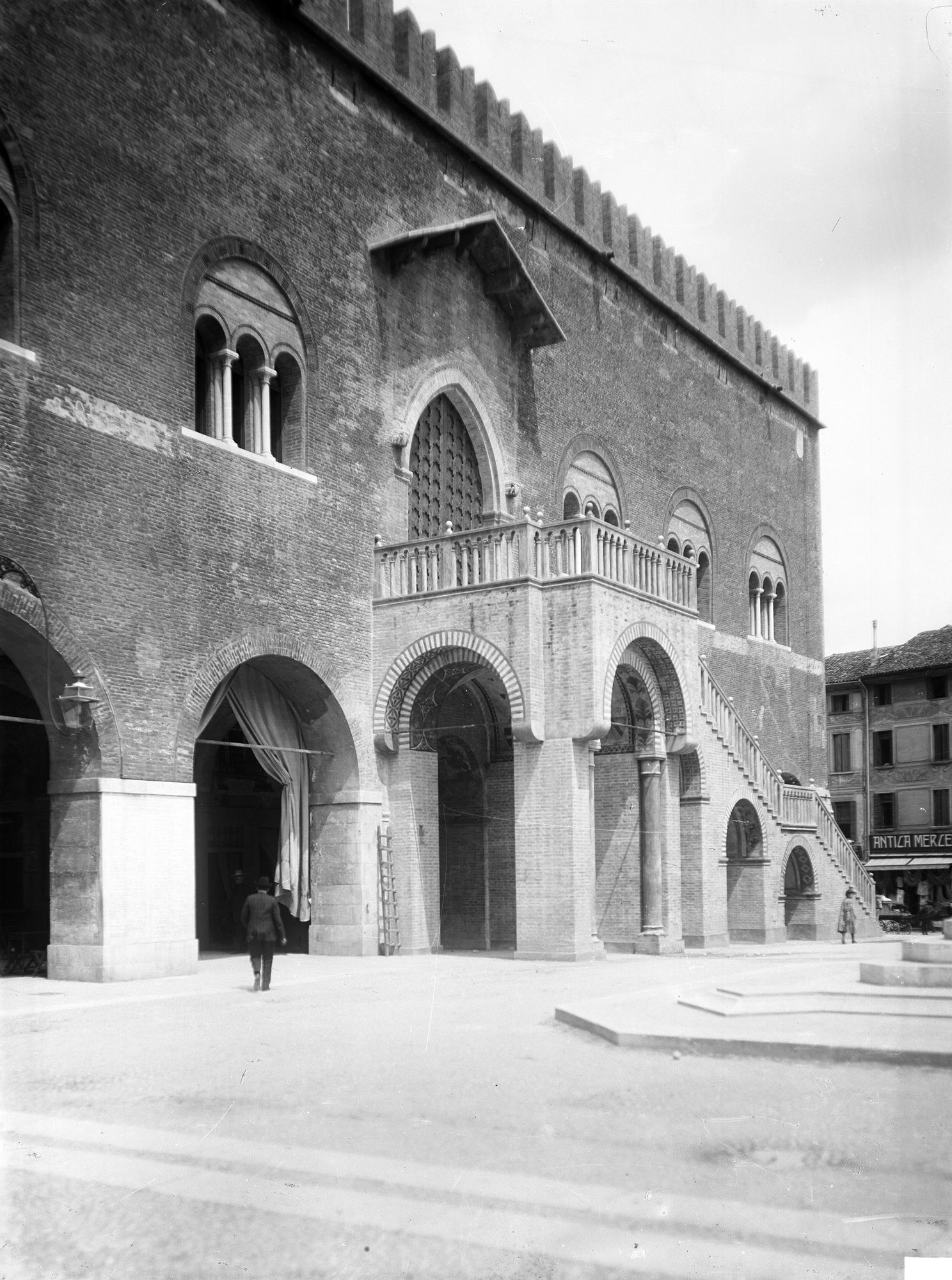 Salone dei Trecento. Nuovo scalone del salone dei Trecento (negativo) di Gabinetto fotografico (XX)