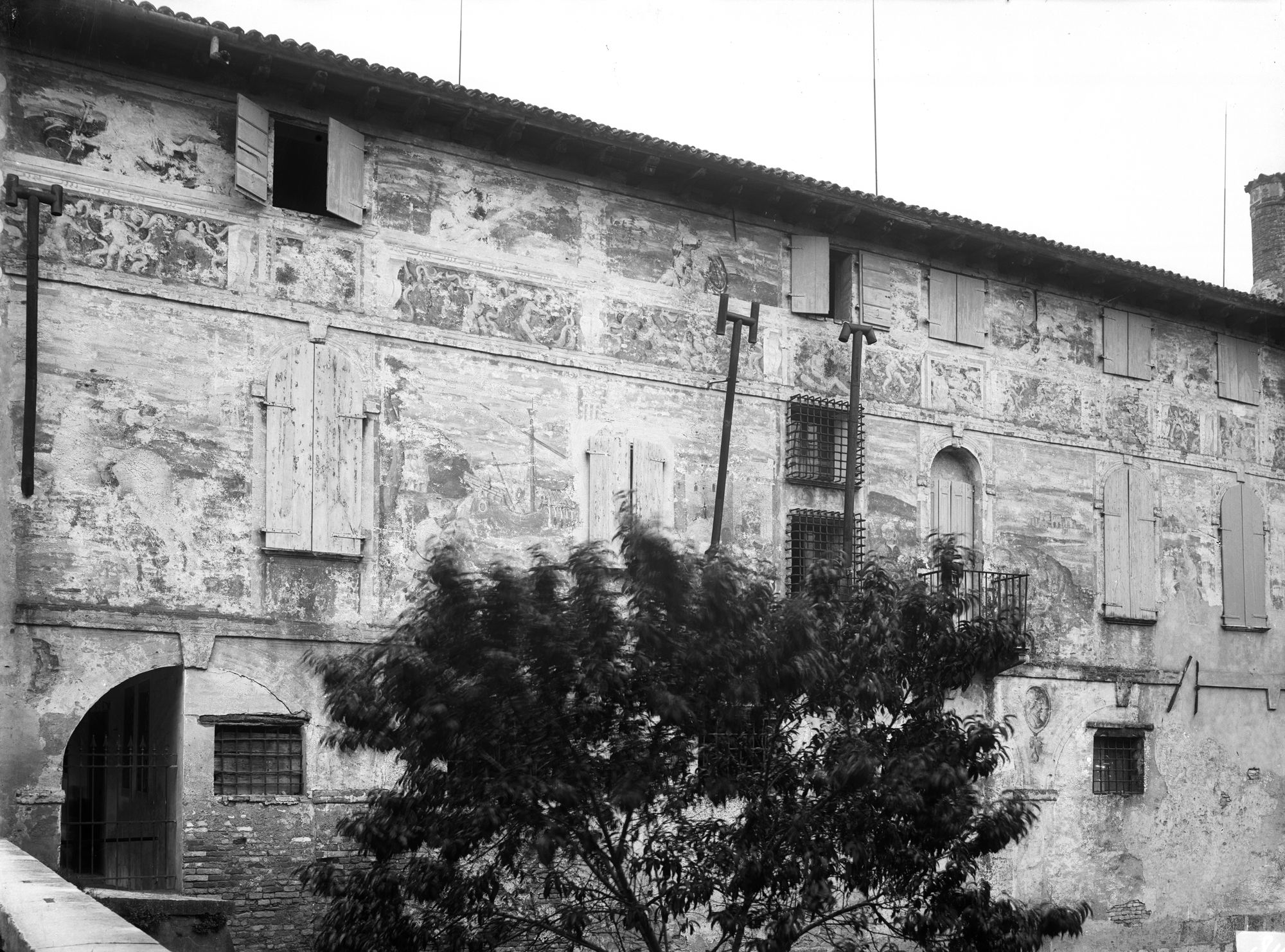 Portogruaro. Casa affrescata in Borgo San Giovanni. Faccia che guarda il Lemene (negativo) di Gabinetto fotografico (XX)