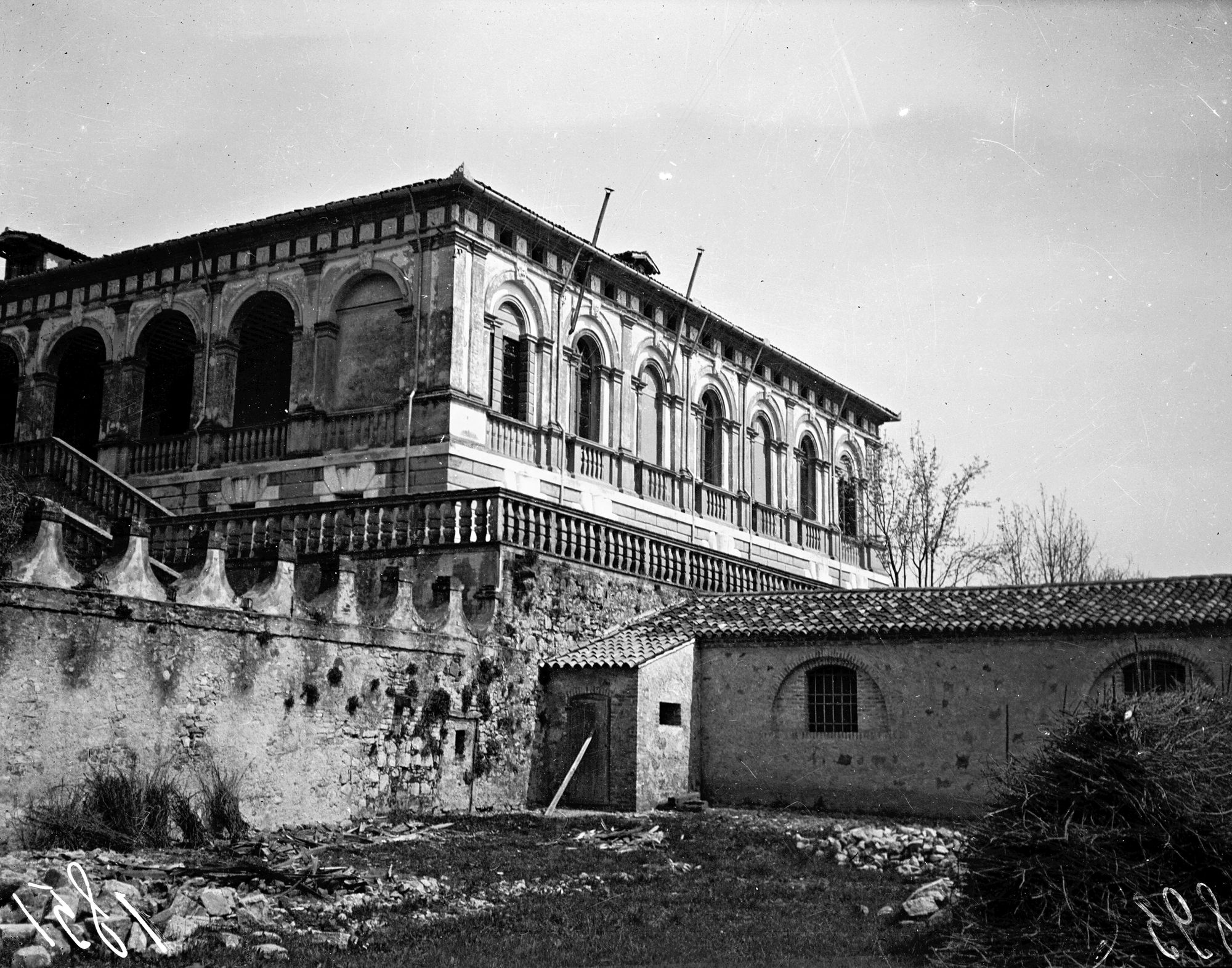 Palazzo Vescovile. Veduta esterna del palazzo e pitture affresco nell'interno (negativo) di Ing. Ongaro (XX)