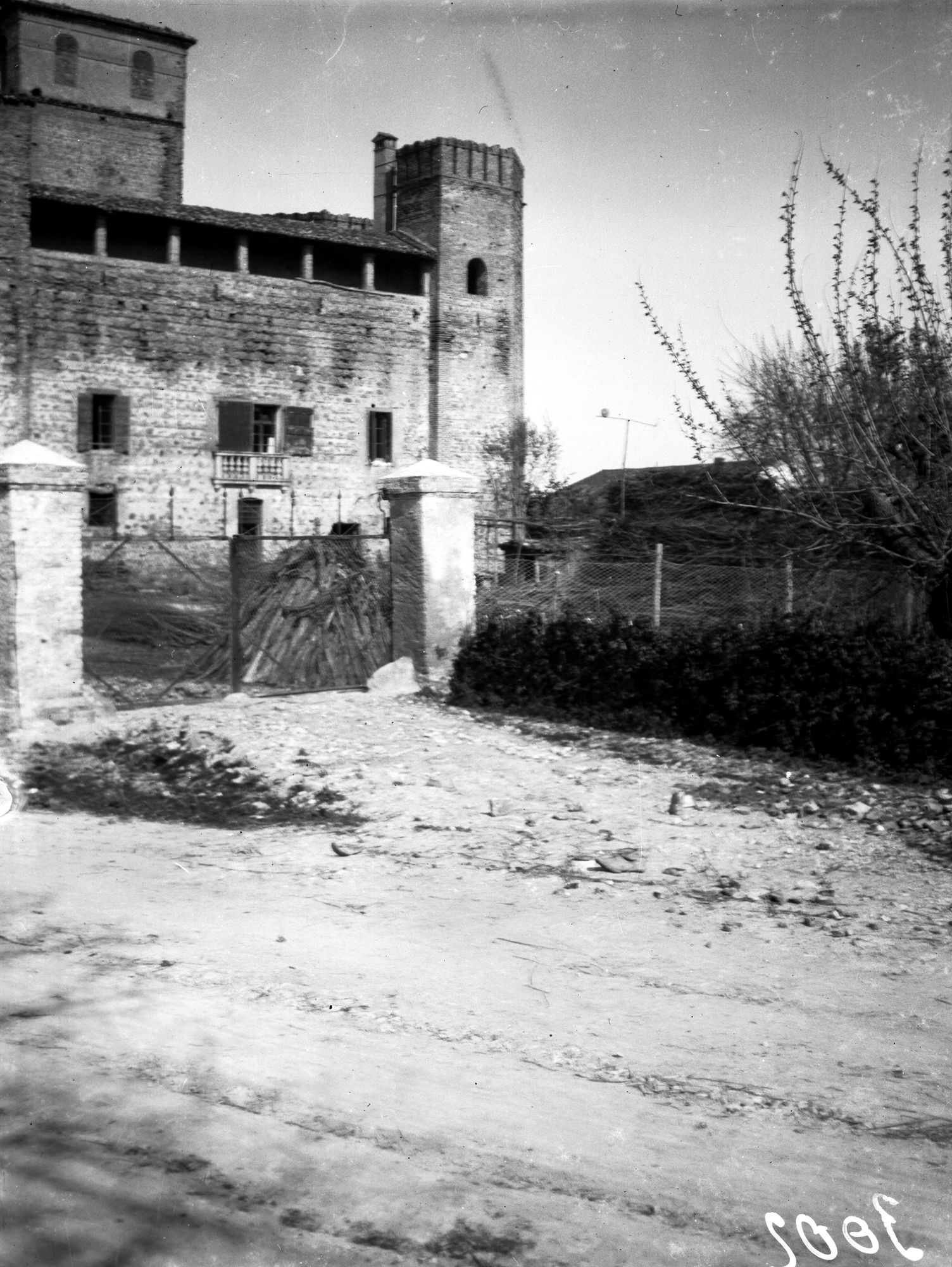 Valbona.Vedute del castello (negativo) di Sopraintend. Ongaro (XX)