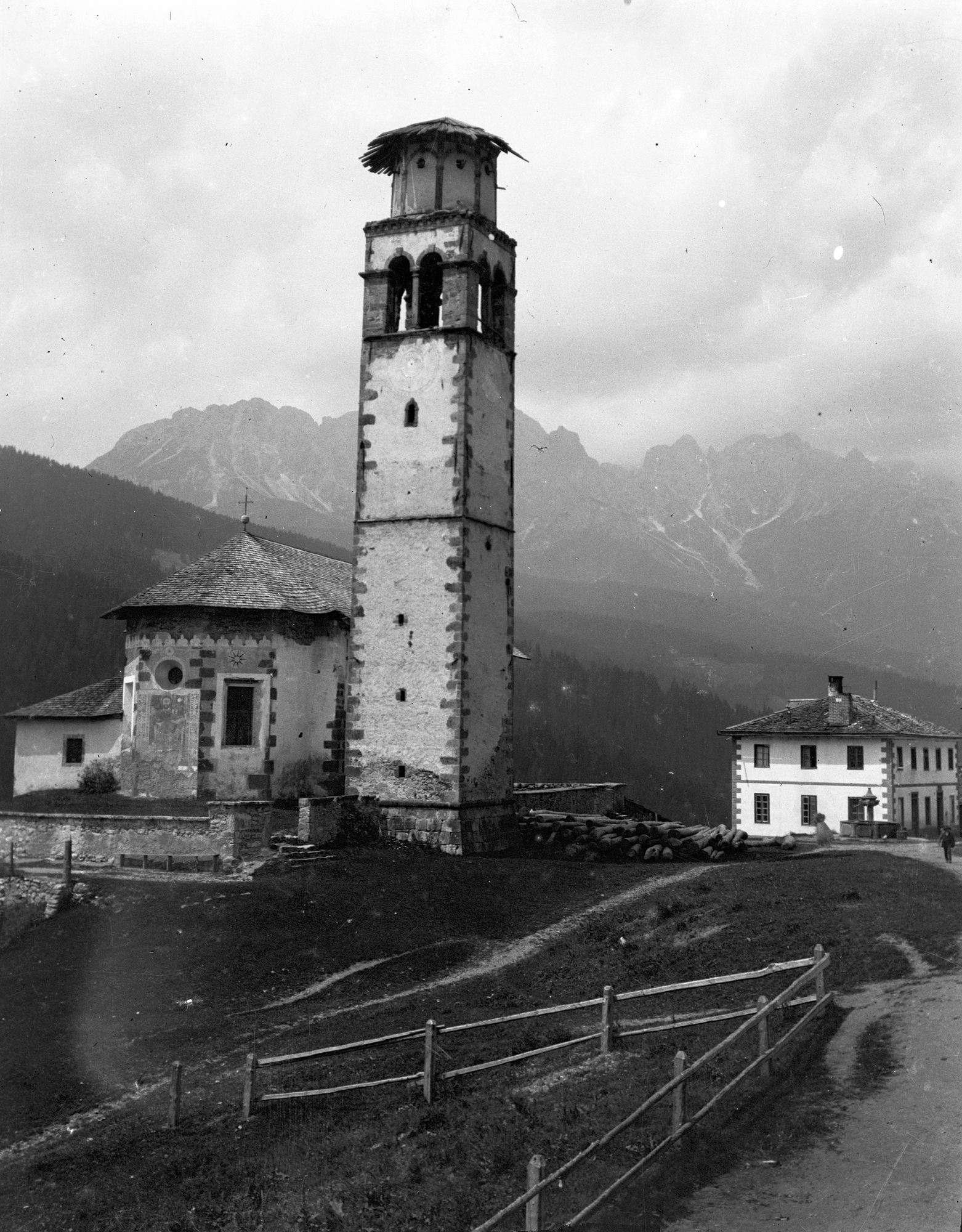 Chiesa San Nicolò di Comelico. Veduta del Campanile e Chiesa (negativo) di Sopraintend. Ongaro (XX)
