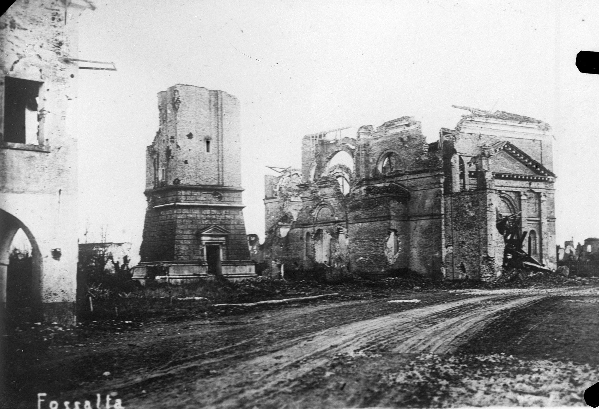 Fossalta di Piave. Chiesa e campanile (negativo) di Gabinetto fotografico (XX)