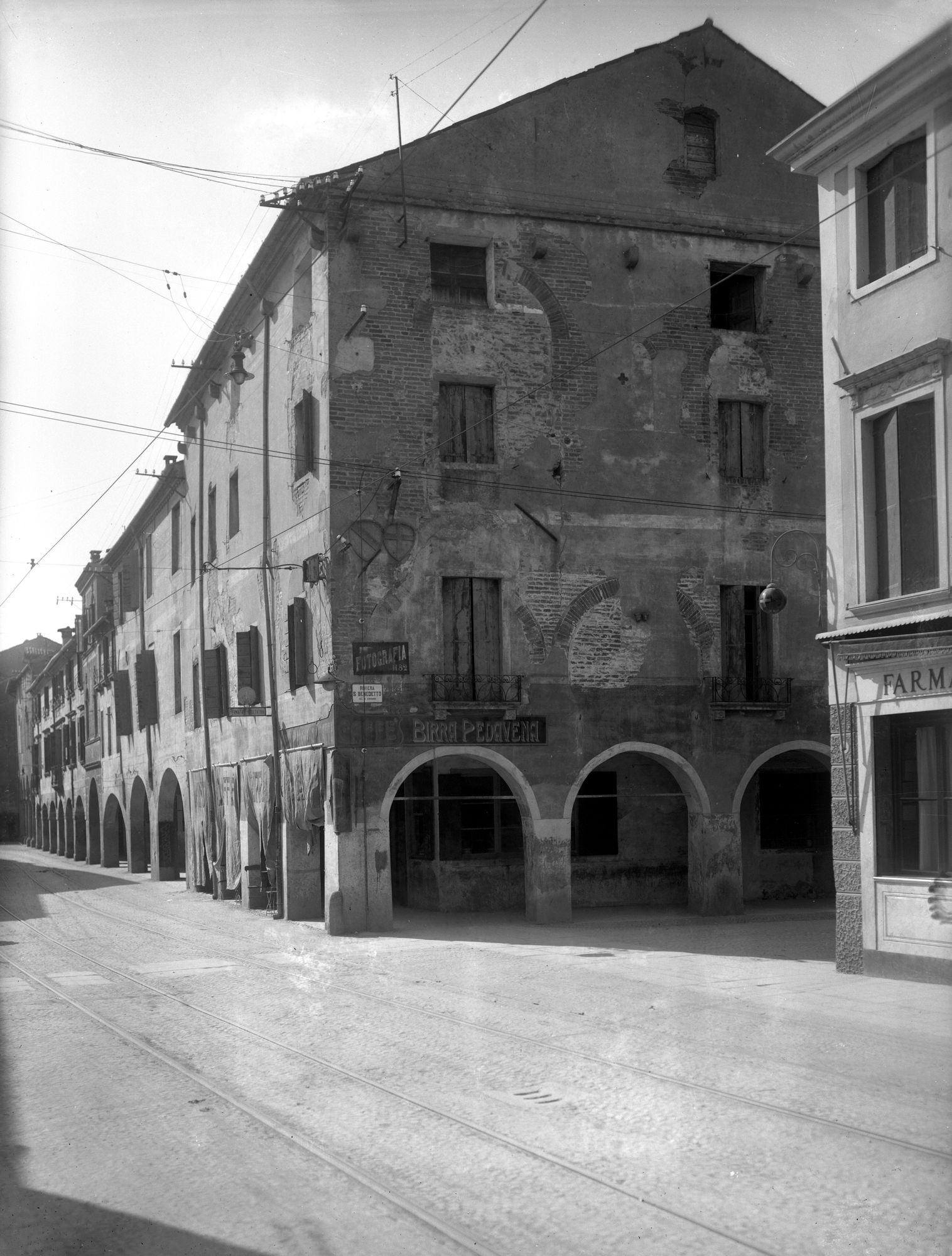 Casa a Ponte San Giovanni. L'esterno con tracce di arconi medioevali (negativo) di Gabinetto fotografico (XX)