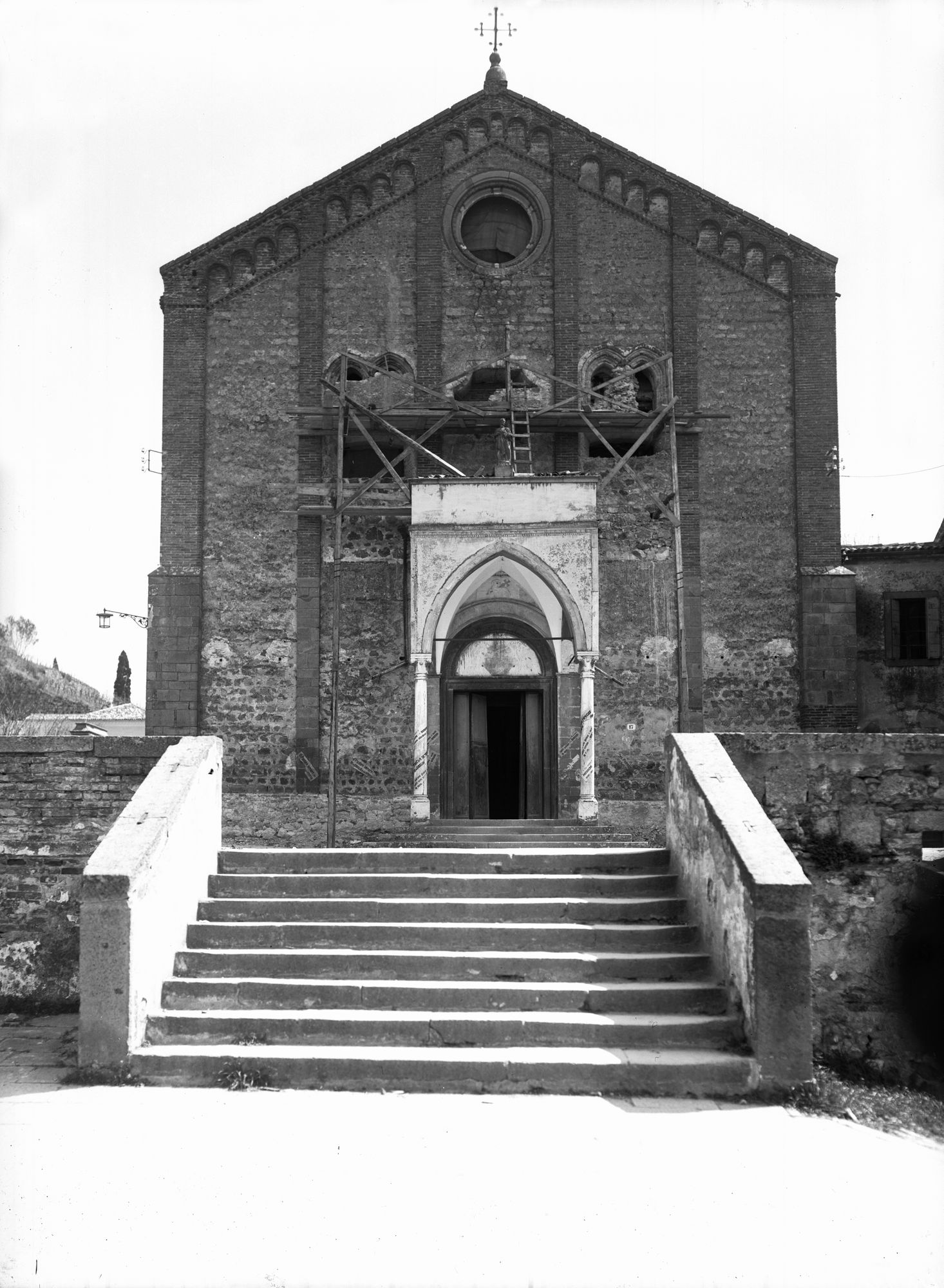 Duomo di Monselice. La facciata durante i lavori di rimessa in luce delle bifore della finestra circolare (negativo) di Gabinetto fotografico (XX)