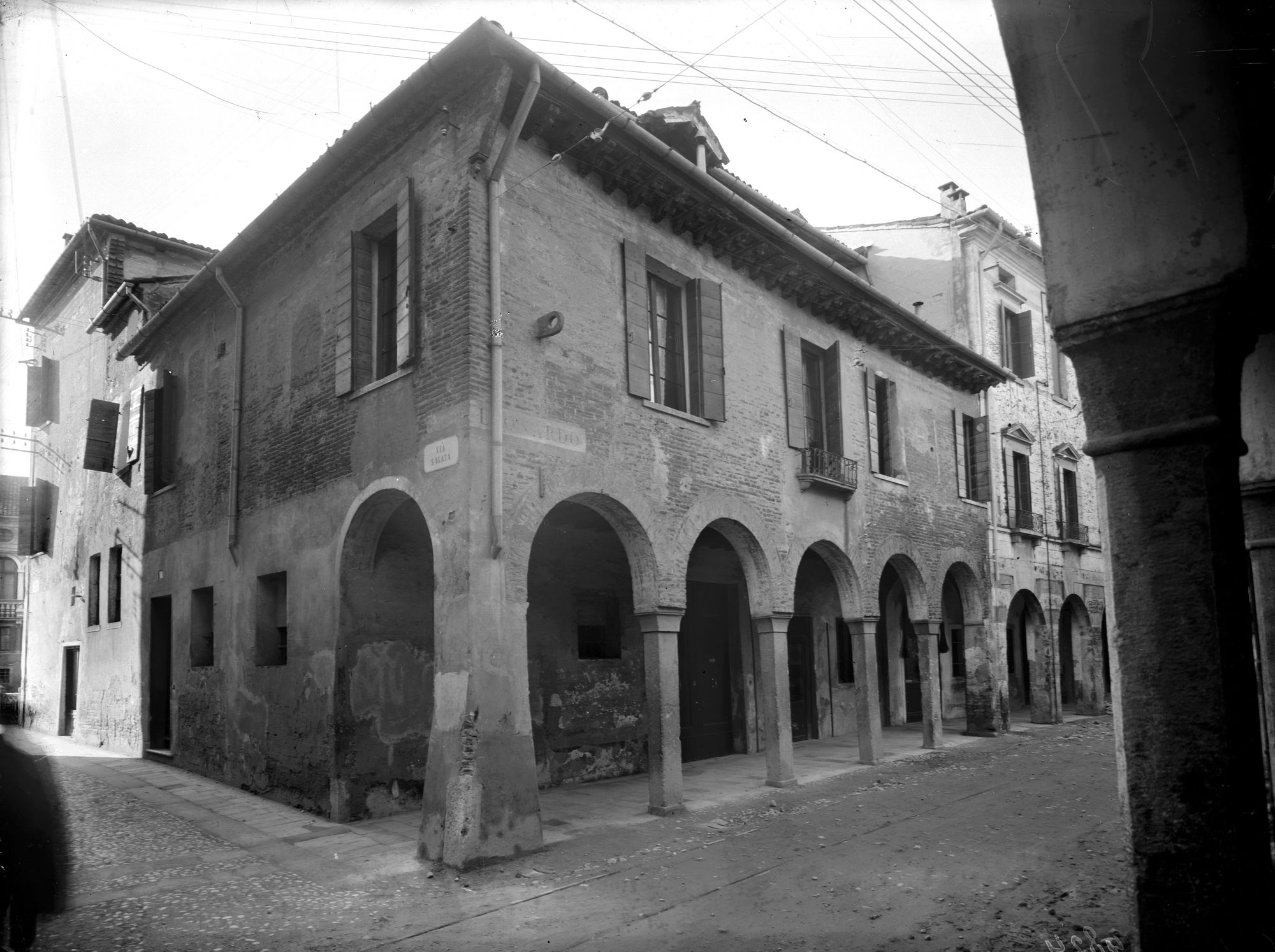 Casa in via Carlo Alberto sec. XIV ( proprietario Monterumici) (negativo) di Gabinetto fotografico (XX)
