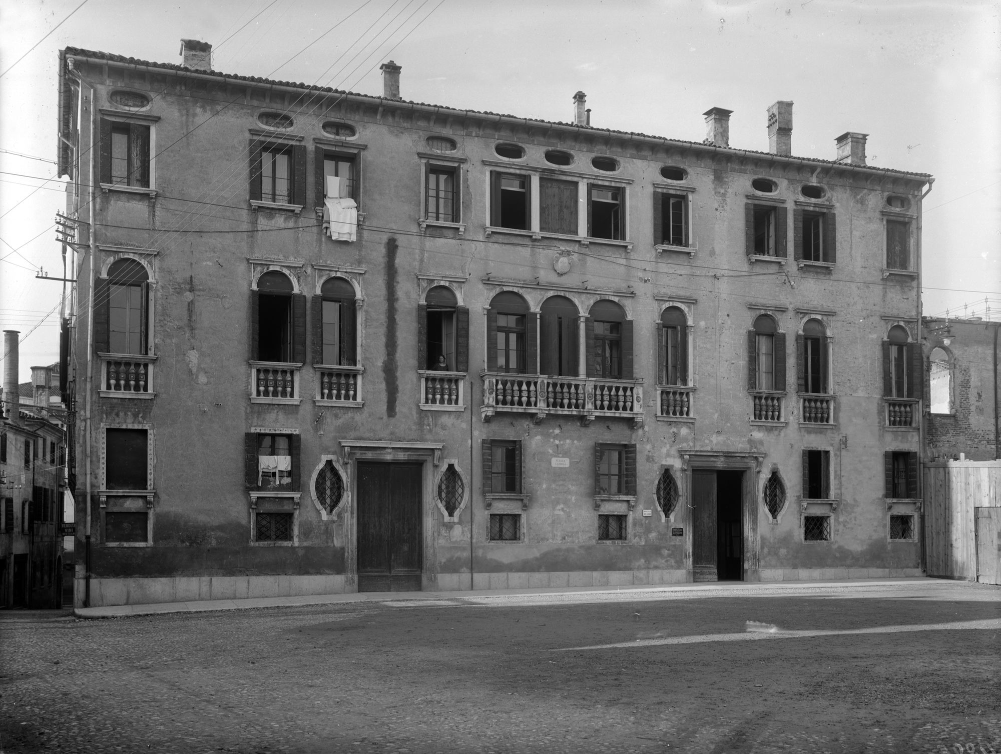 Palazzo Avogadro in piazza Sant'Andrea (negativo) di Gabinetto fotografico (XX)