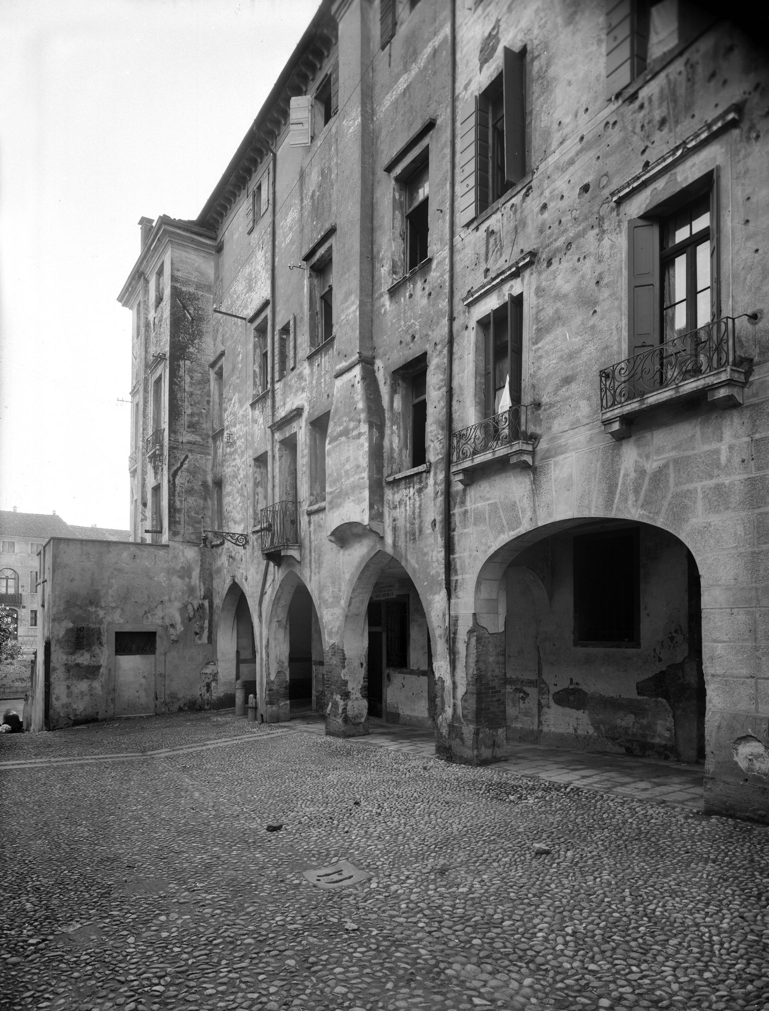Casa in via Fiumicelli n.5 ( proprietario Monterumici.) (negativo) di Gabinetto fotografico (XX)