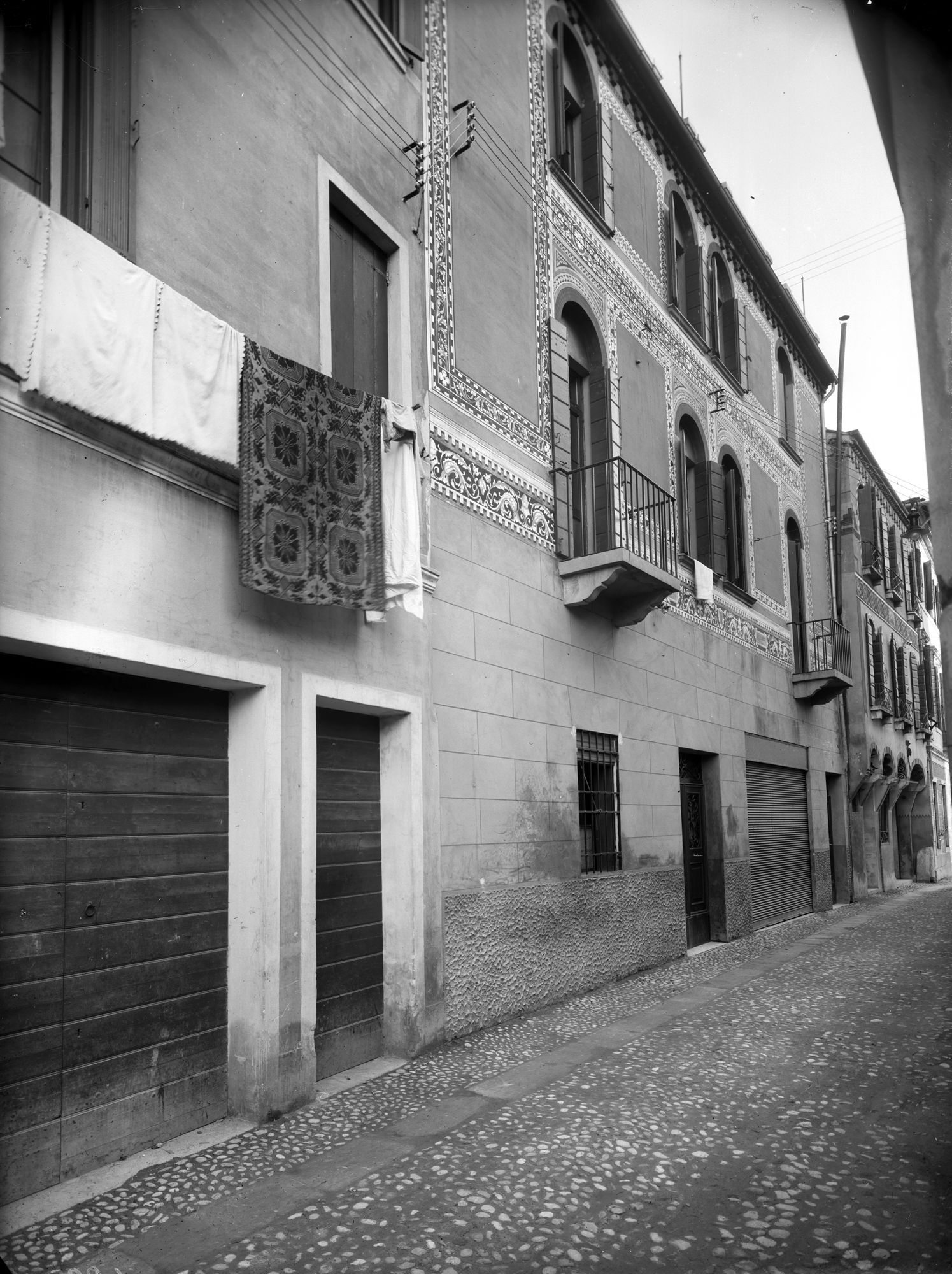 Casa in vicolo Spineda con decorazioni moderne ( proprietario Trevisanello Vittorio) (negativo) di Gabinetto fotografico (XX)