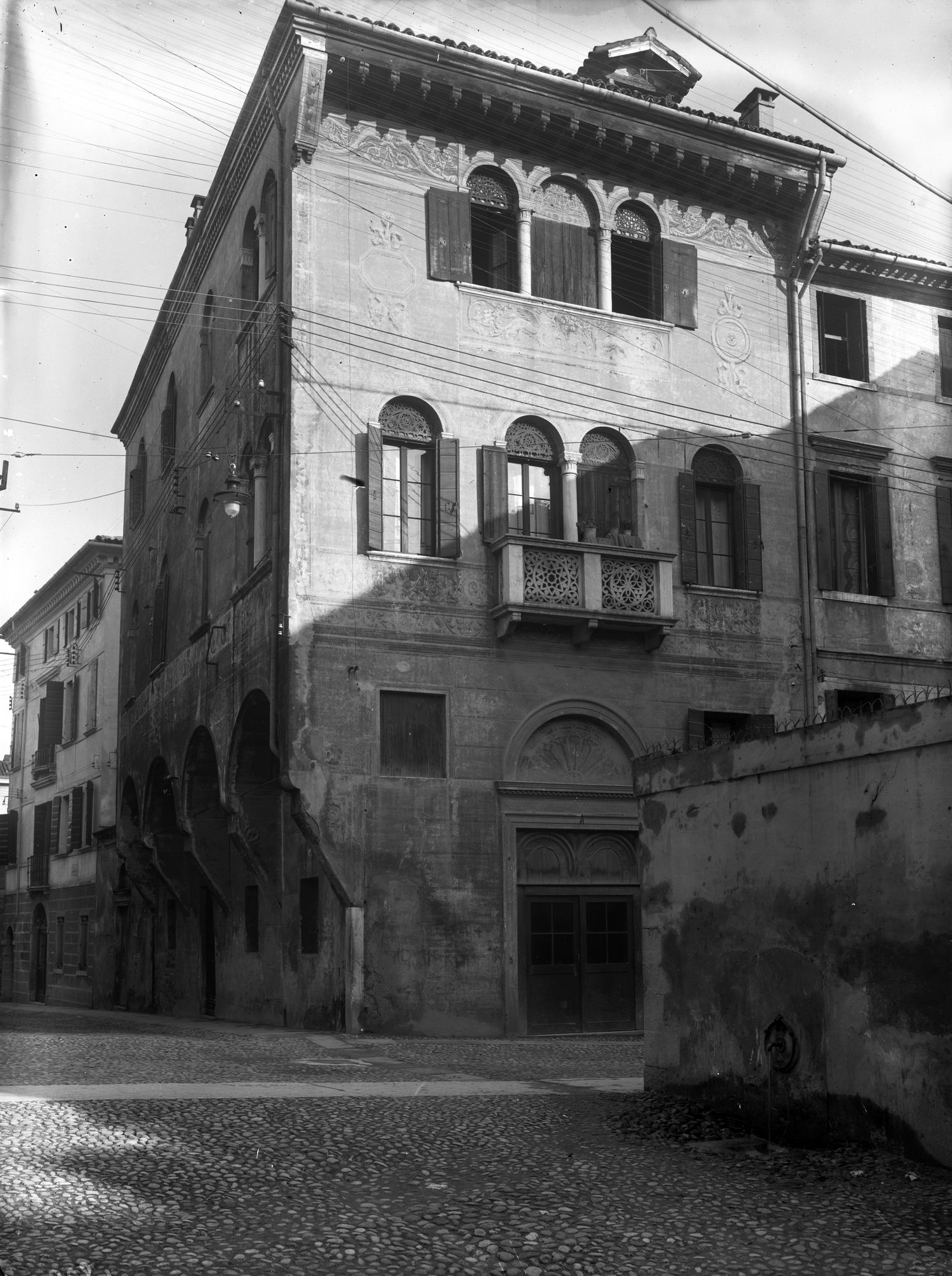 Casa in via Regina Margherita, anteriore sec. XVI ( proprietario Visinoni Fancesco) (negativo) di Gabinetto fotografico (XX)