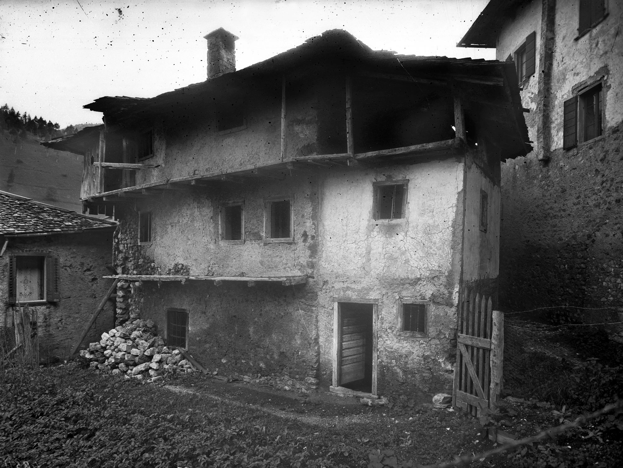 Pieve di Cadore. Casa Tiziano. Vedute esterne (negativo) di Gabinetto fotografico (XX)