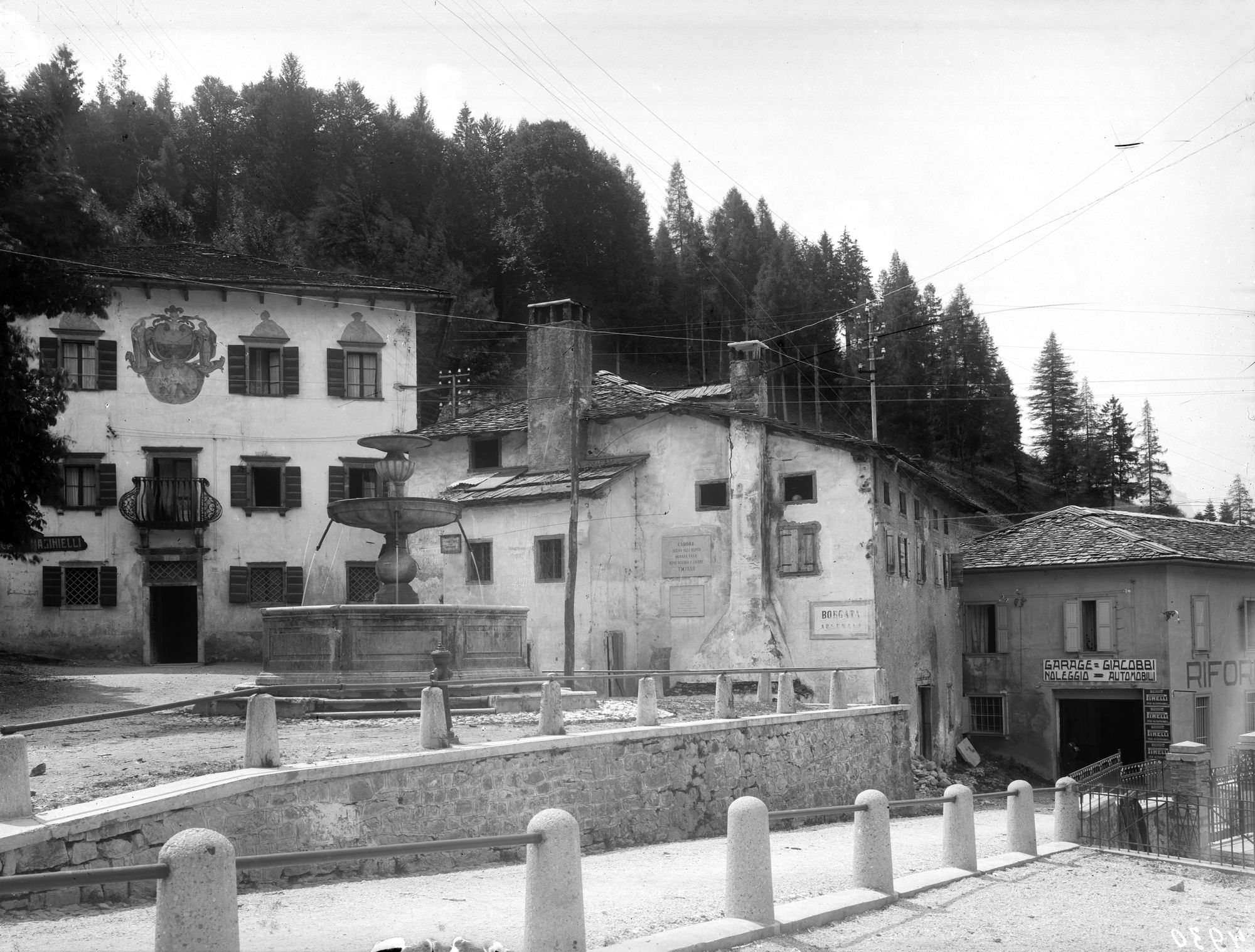 Pieve di Cadore. Casa Tiziano. Vedute esterne (negativo) di Gabinetto fotografico (XX)