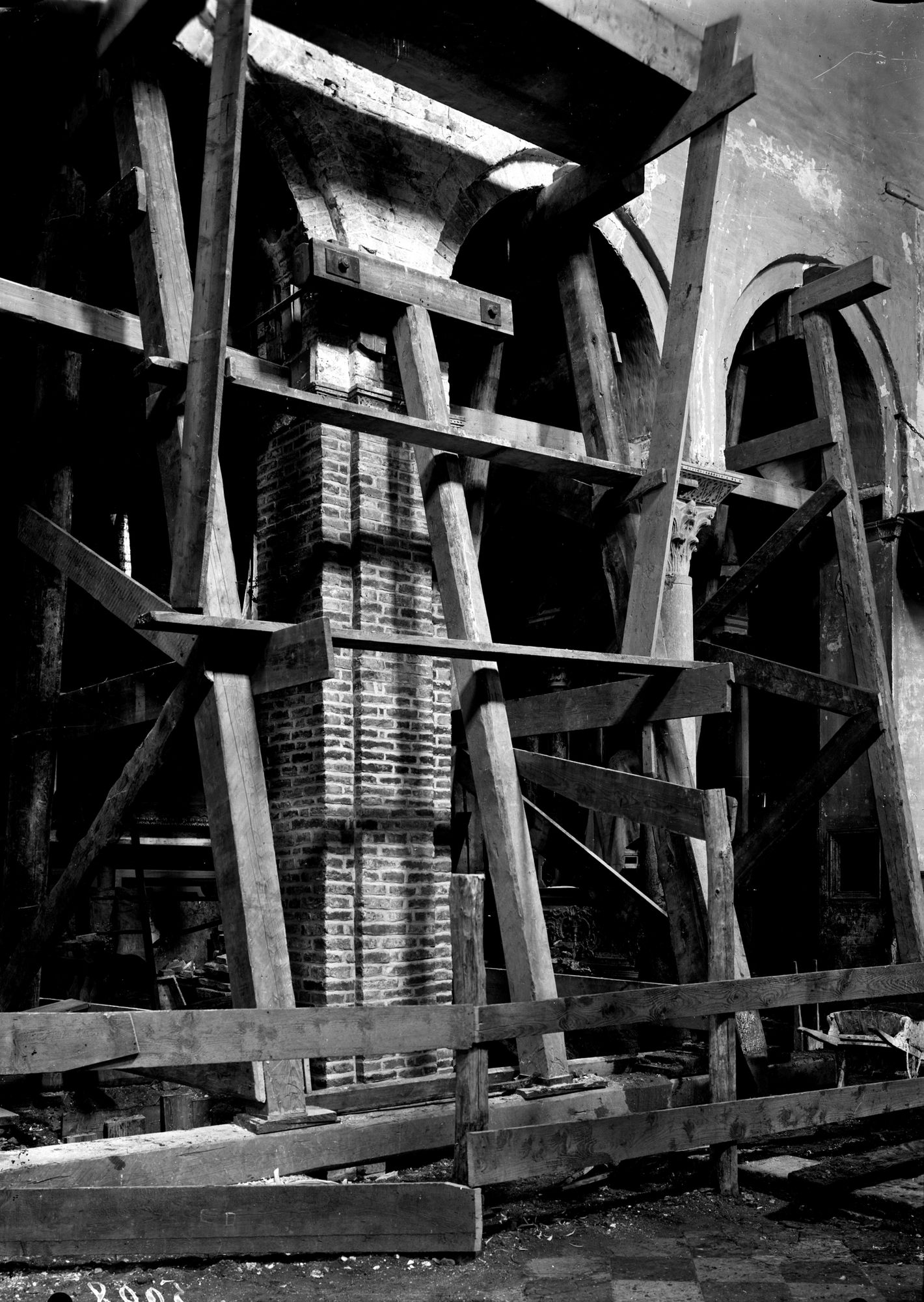Caorle. Duomo. Lavori di armo delle arcate della navata destra per il raddrizzamento delle colonne (negativo) di Gabinetto fotografico (XX)