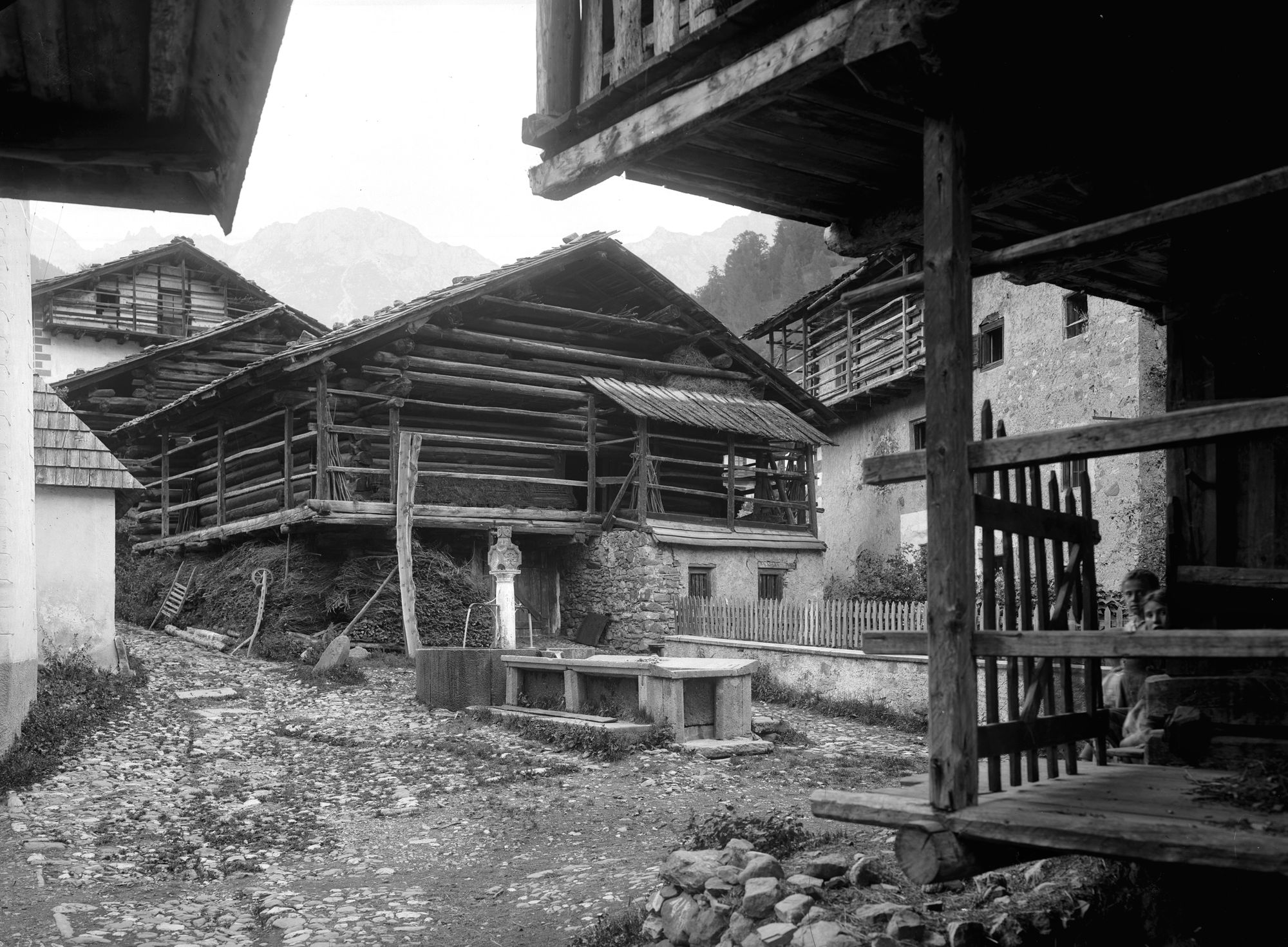 Vallada. Antiche case di Vallada e la fontanina della piazzetta (negativo) di Gabinetto fotografico (XX)