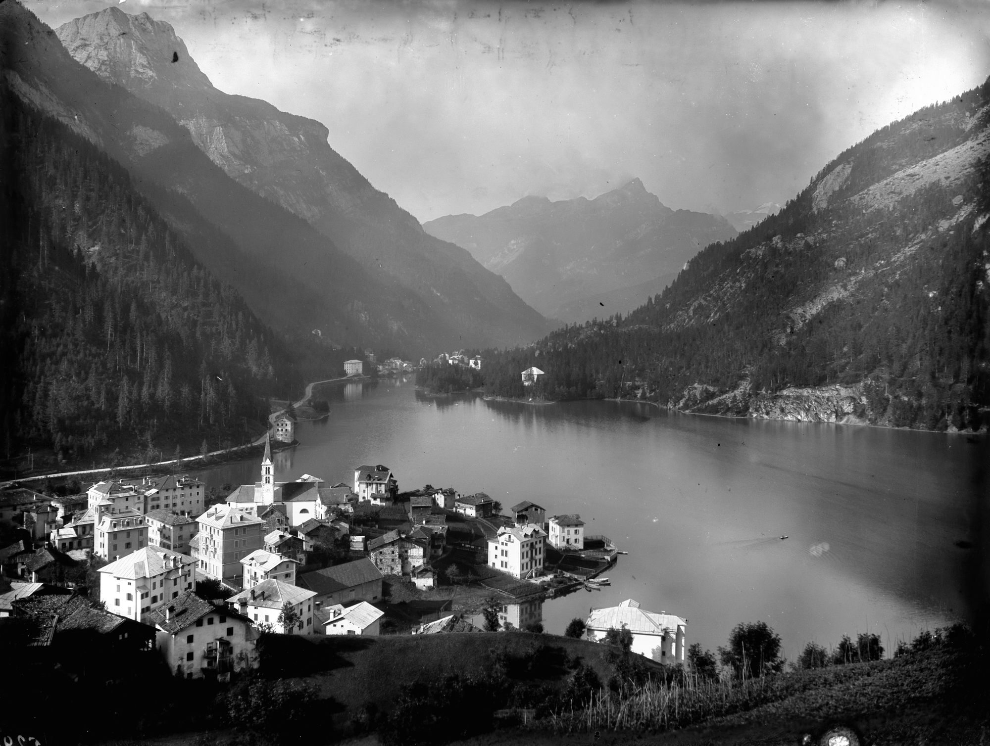 Alleghe. Veduta di Alleghe e del suo lago verso Masarè (negativo) di Gabinetto fotografico (XX)