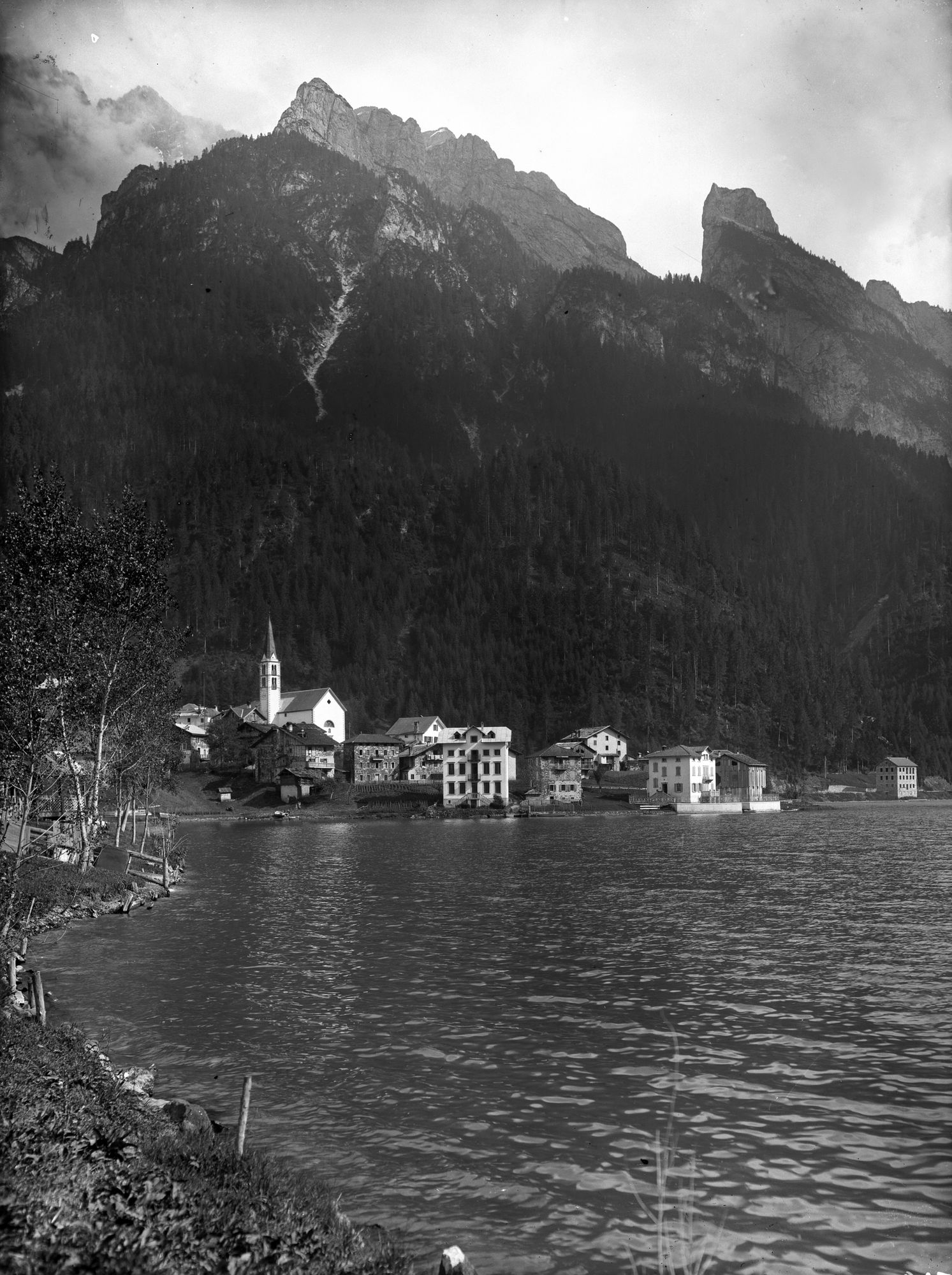 Alleghe. Il lago, la chiesa e il camoanile di Alleghe. Sullo sfondo a sinistra il monte Civetta; swulla destra il becco di mezzo dì (negativo) di Gabinetto fotografico (XX)