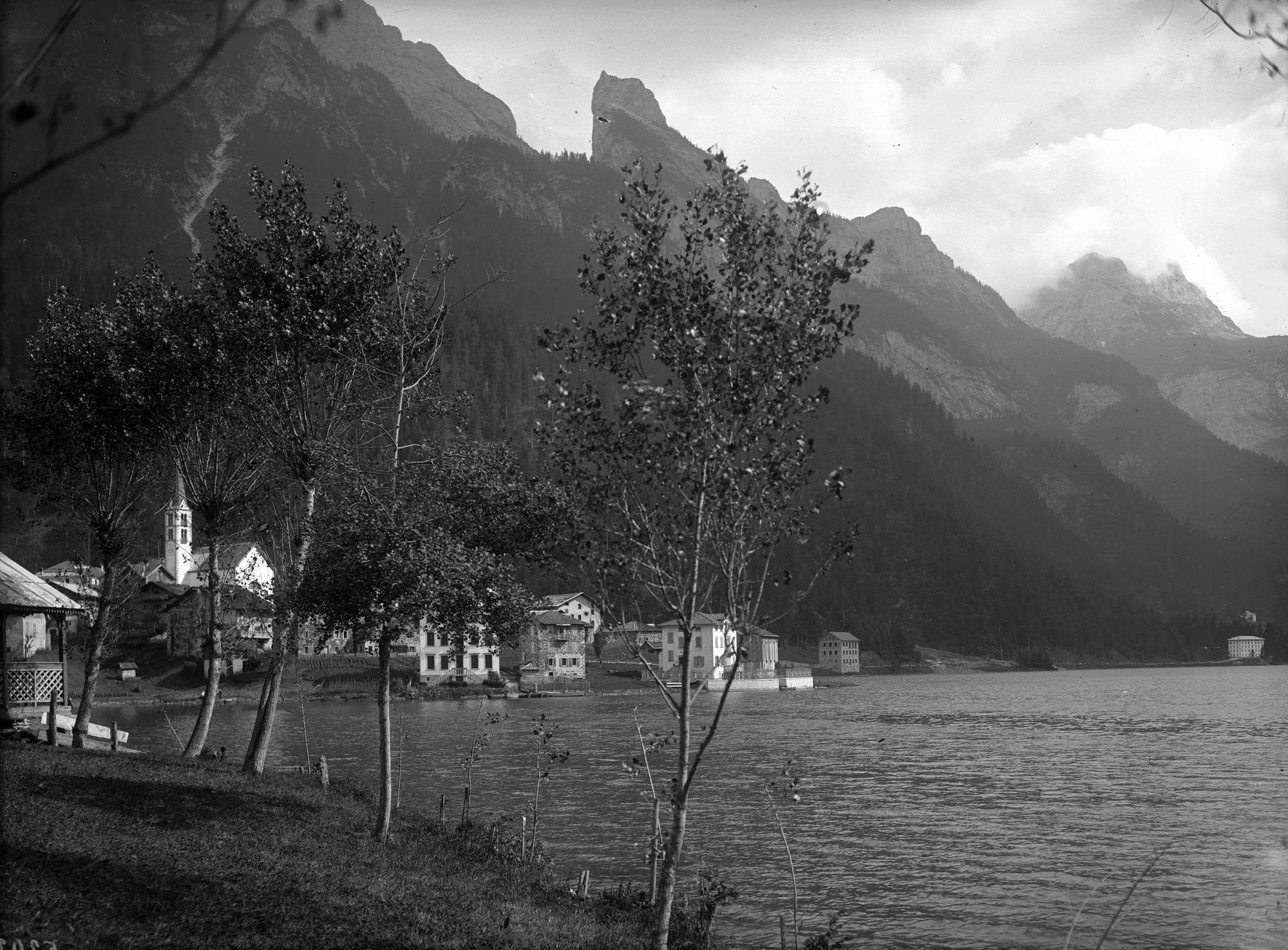 Alleghe. Pittoresca visione del lago di Alleghe col becco di mezzo dì (negativo) di Gabinetto fotografico (XX)