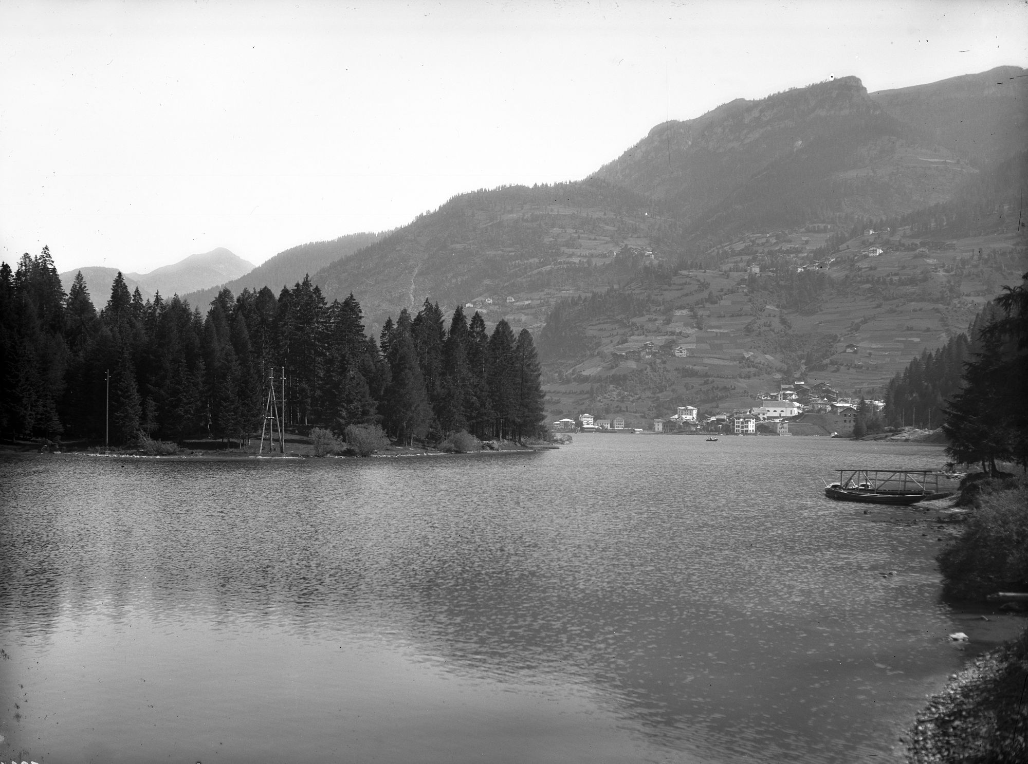 Alleghe. Il lago e la penisoletta dipini di proprietà dell'ex onorevole Paganini (negativo) di Gabinetto fotografico (XX)