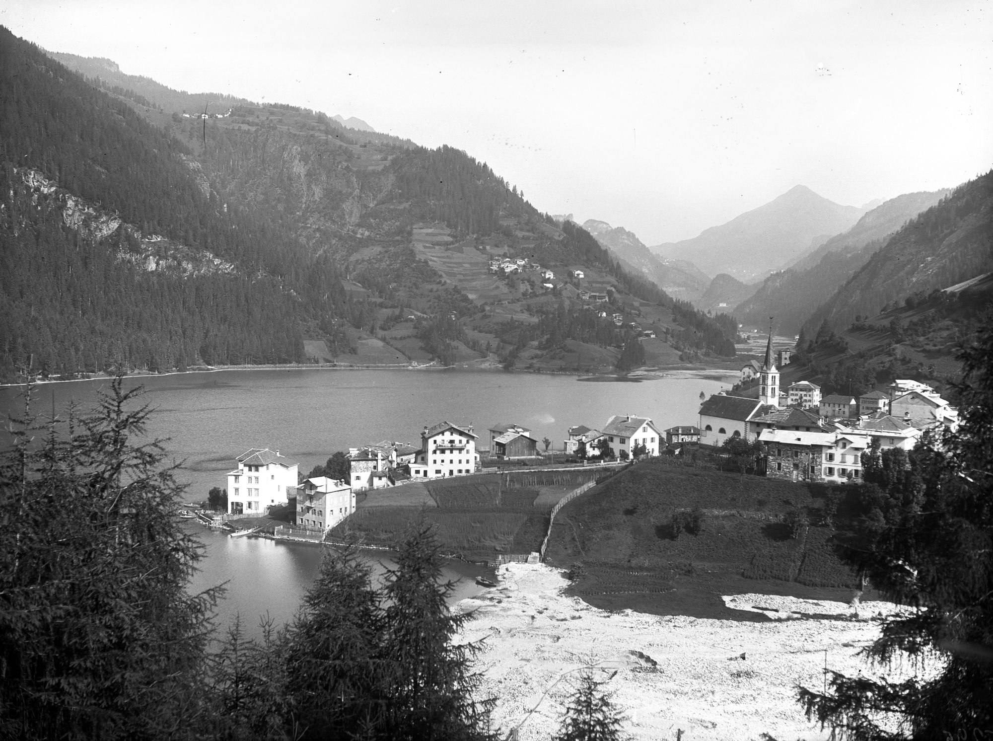 Alleghe. Il lago verso la fiorentina sulla quale è alimentato (negativo) di Gabinetto fotografico (XX)