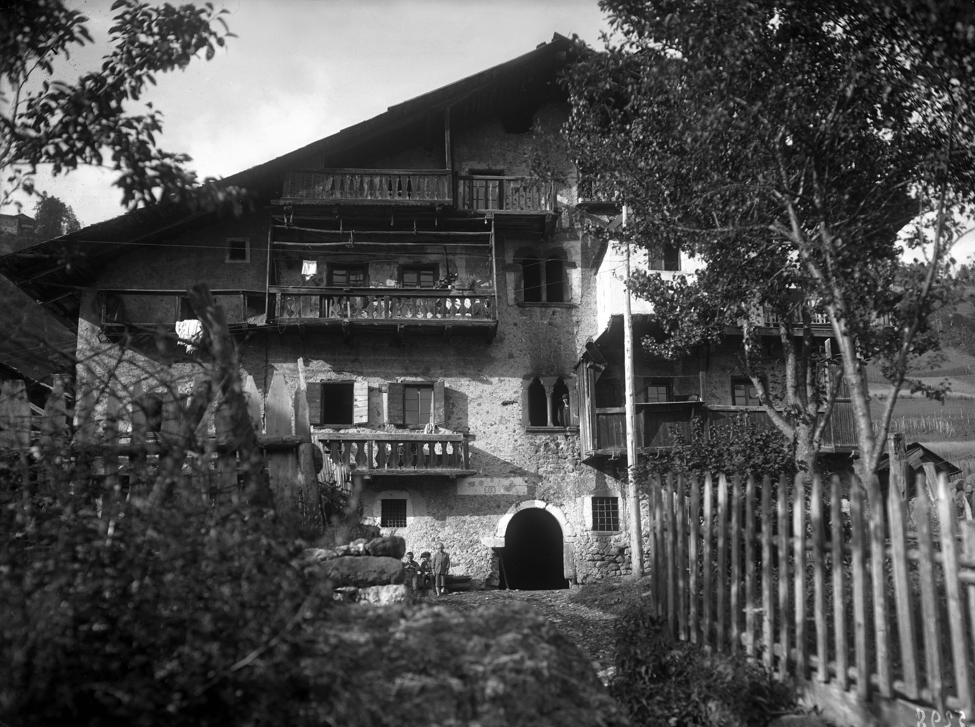 Alleghe. Antica casa con bifore del sec. XV in borgo Casaril al n.° anagrafico 17 (negativo) di Gabinetto fotografico (XX)