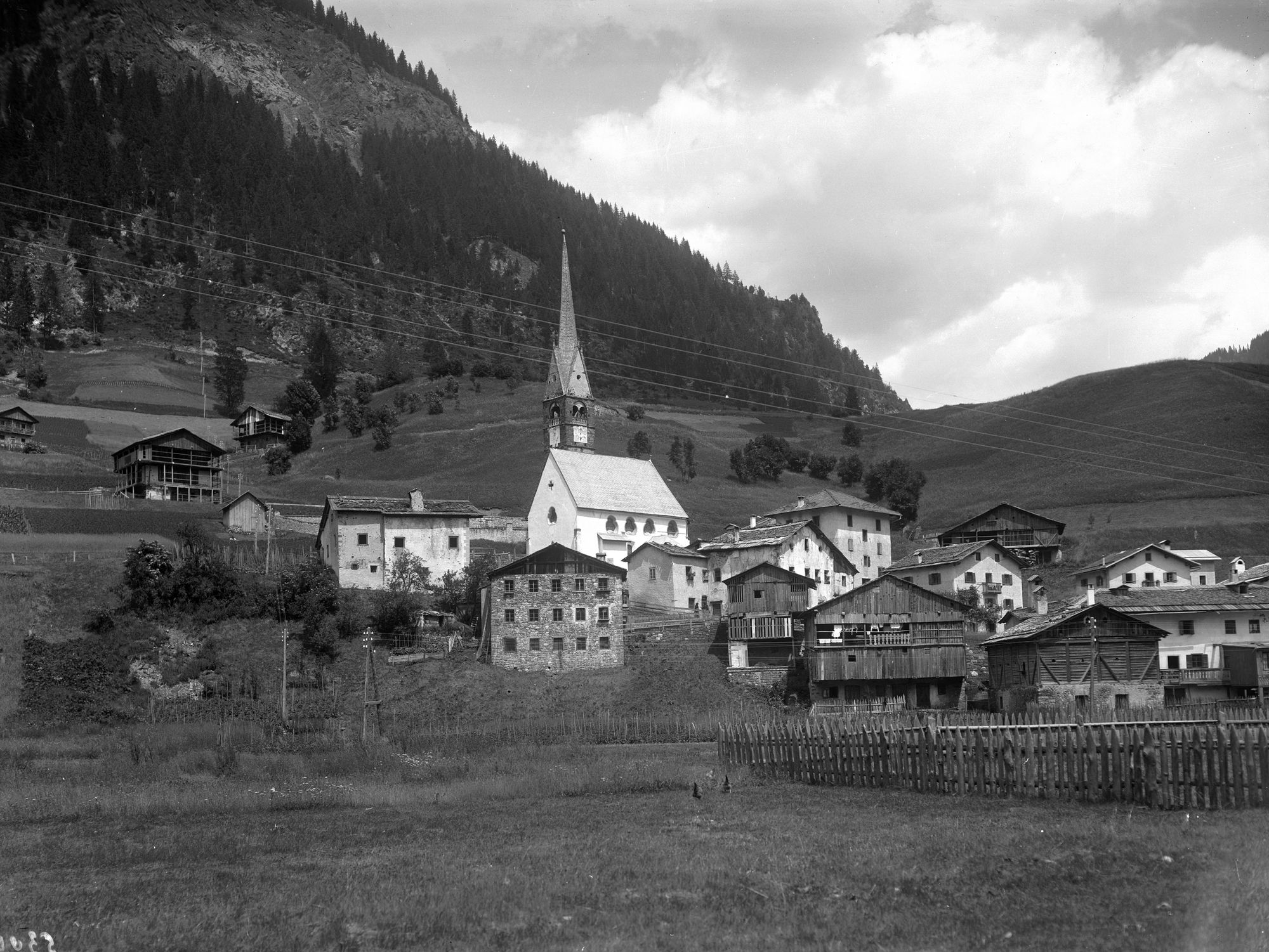 Caprile. Veduta panoramica di caprile vecchia con la chiesa e campanile (negativo) di Gabinetto fotografico (XX)