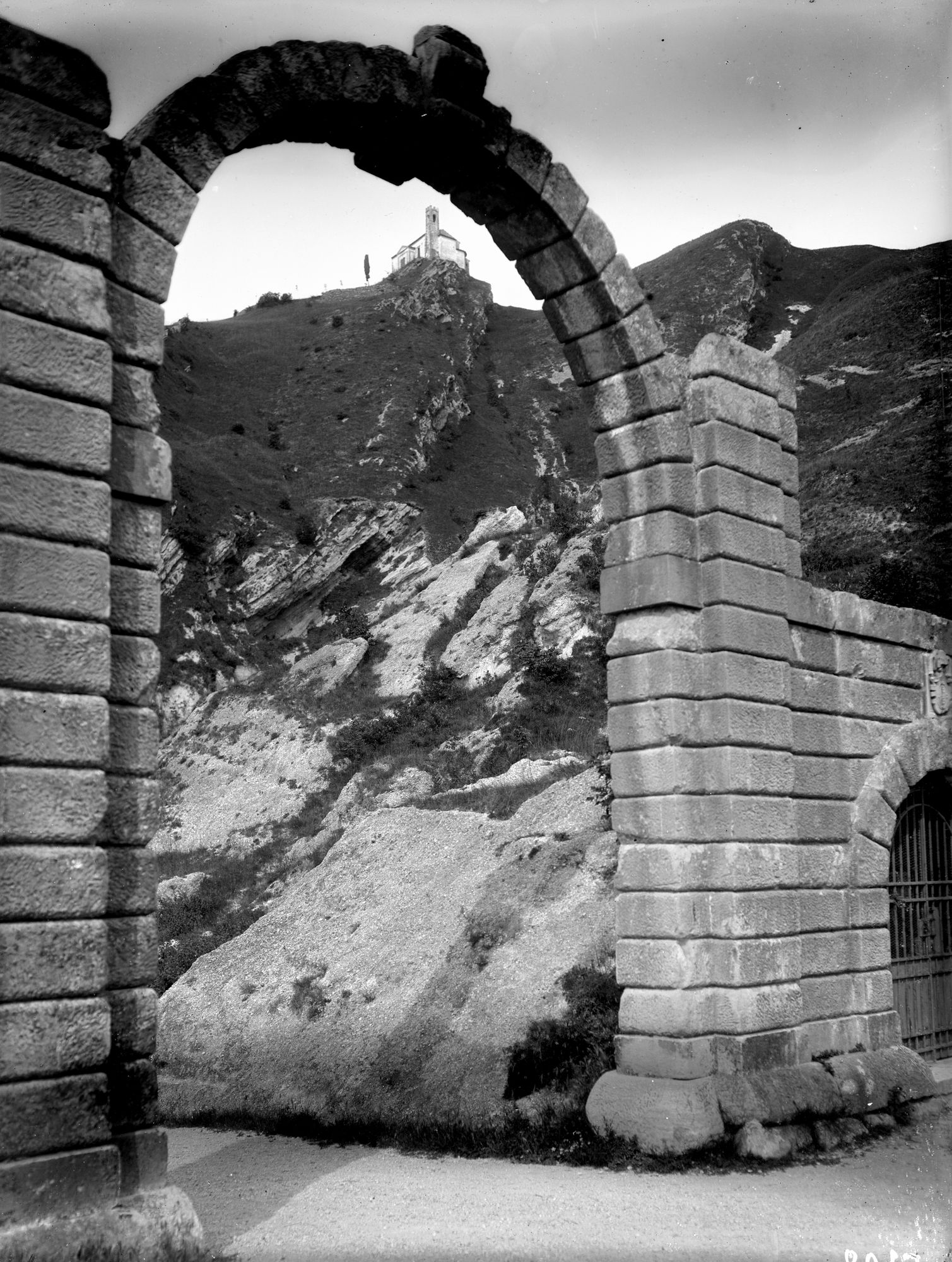 Vastello San Martino. Arco nelle adiacenze del castello di San Martino e chiesa San Paolo (negativo) di Gabinetto fotografico (XX)