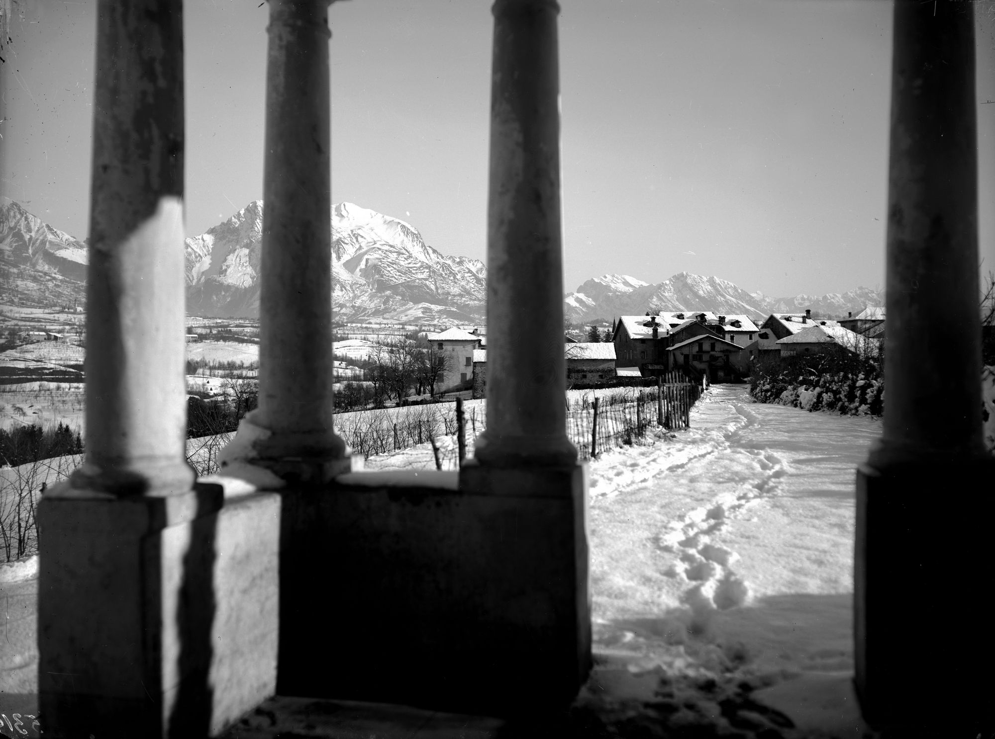 Orzes. Paesaggio invernale dal portico della chiesa di Orzes (negativo) di Gabinetto fotografico (XX)