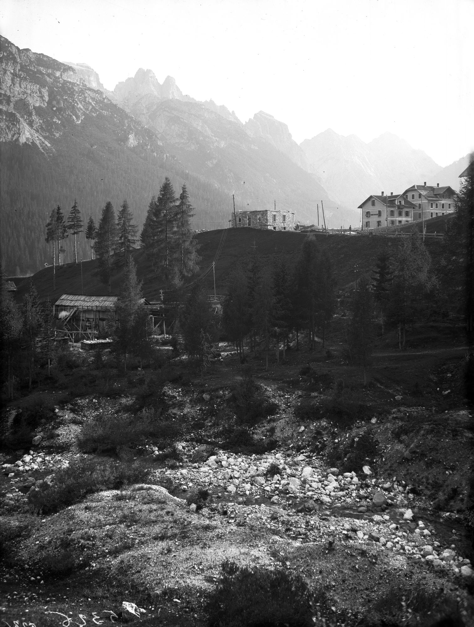 Sappada. Villa Pilla Solero in costruzione e contestata da parte della Sopraintendenza (negativo) di Gabinetto fotografico (XX)